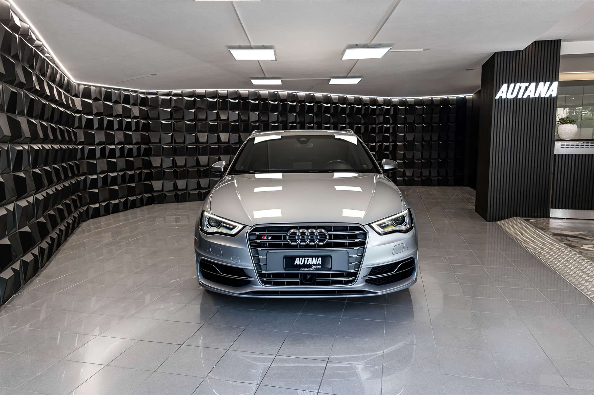 AUDI S3 Sportback 2.0 TFSI quattro S-tronic-showroom-element-3