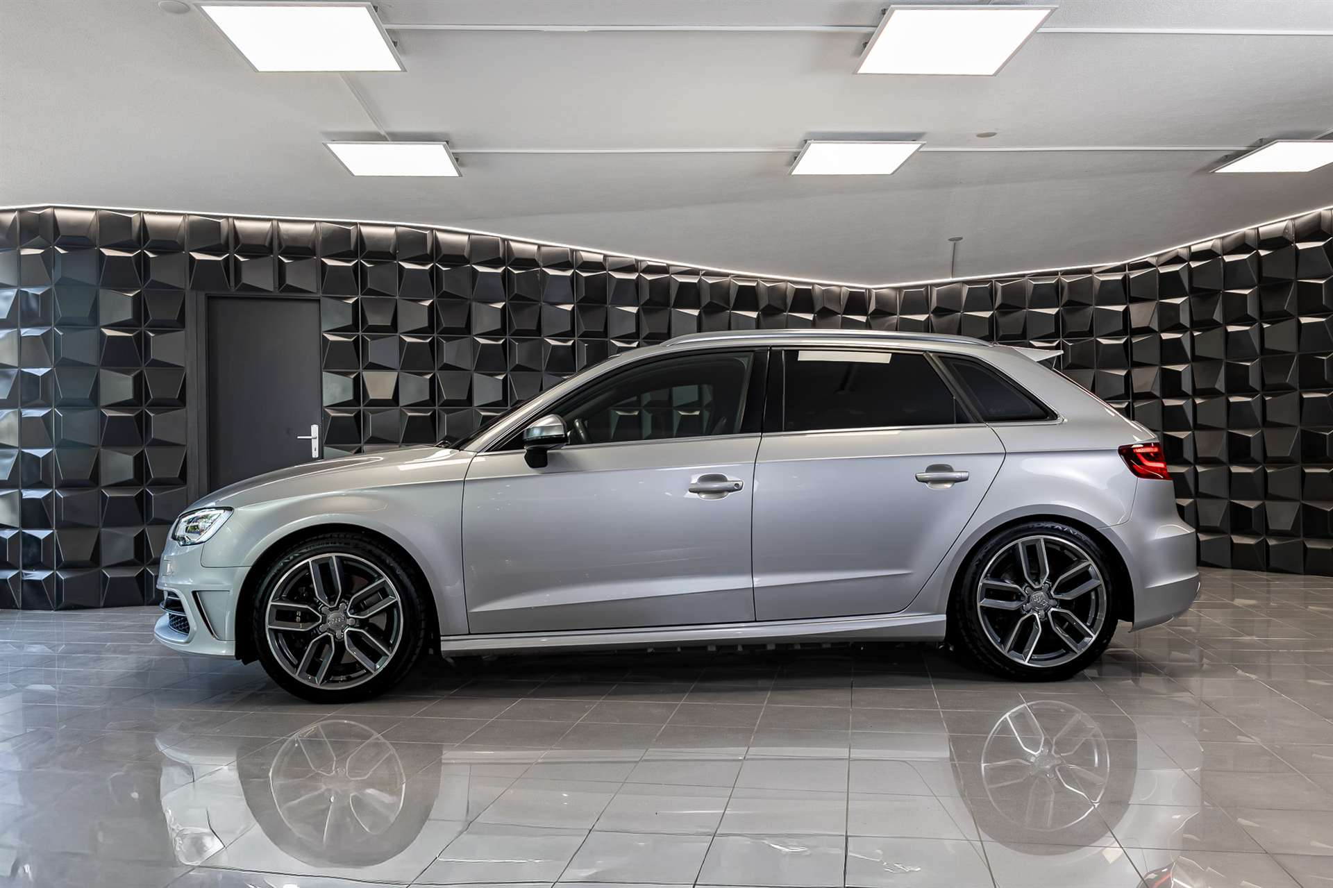 AUDI S3 Sportback 2.0 TFSI quattro S-tronic-showroom-element-1