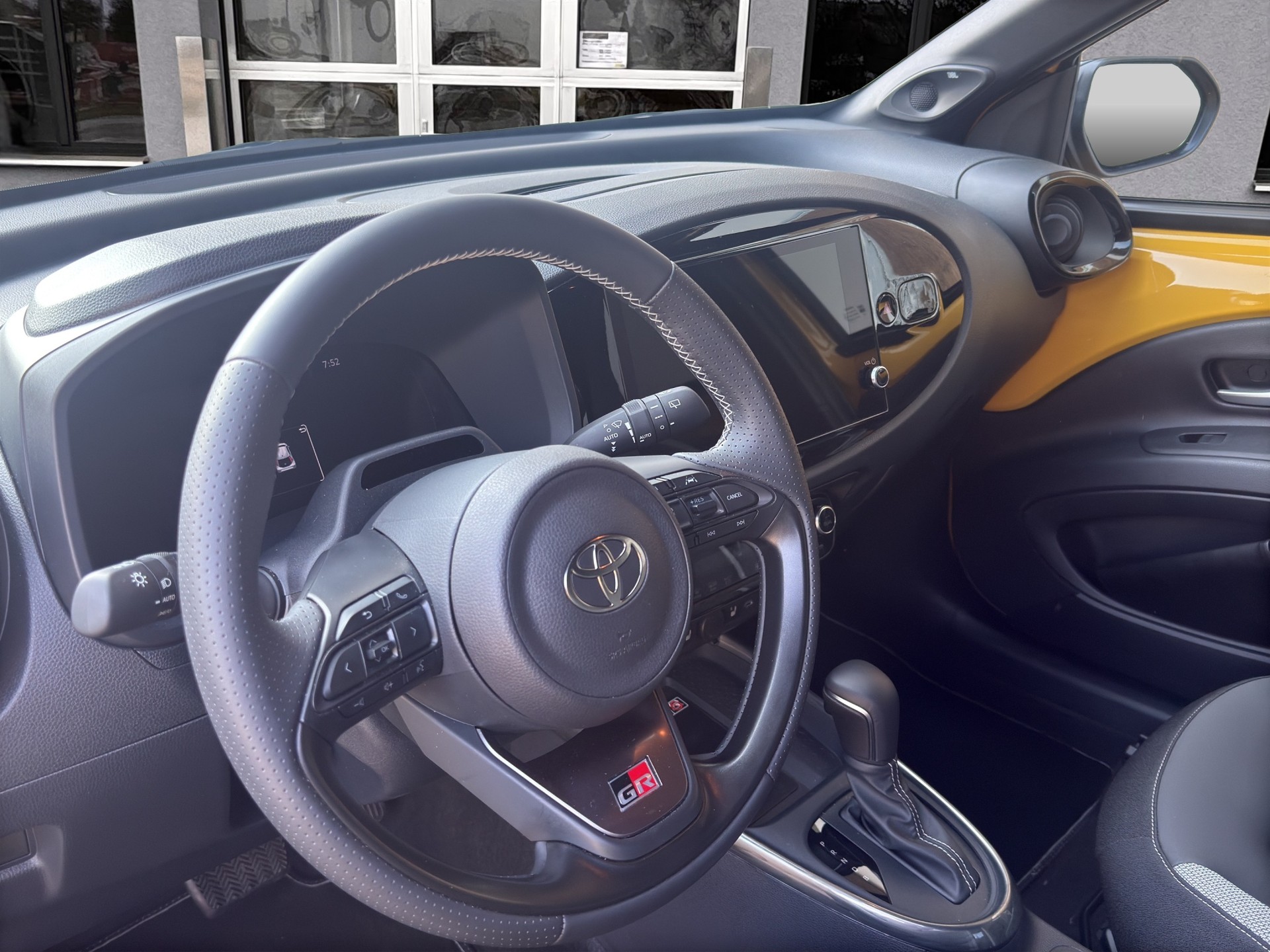 TOYOTA Aygo X 1.5 VVT-i HSD GR Sport-image-13