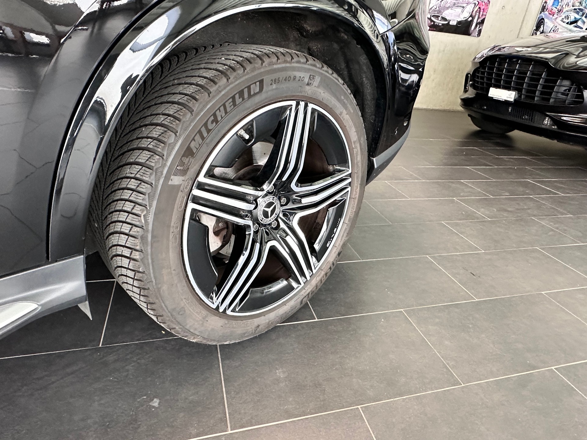 MERCEDES-BENZ GLC 300 AMG Line 4matic-image-4