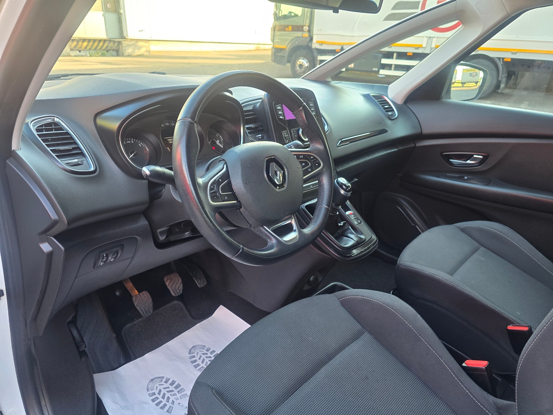 RENAULT Scénic 1.2 16V Turbo Life-image-10