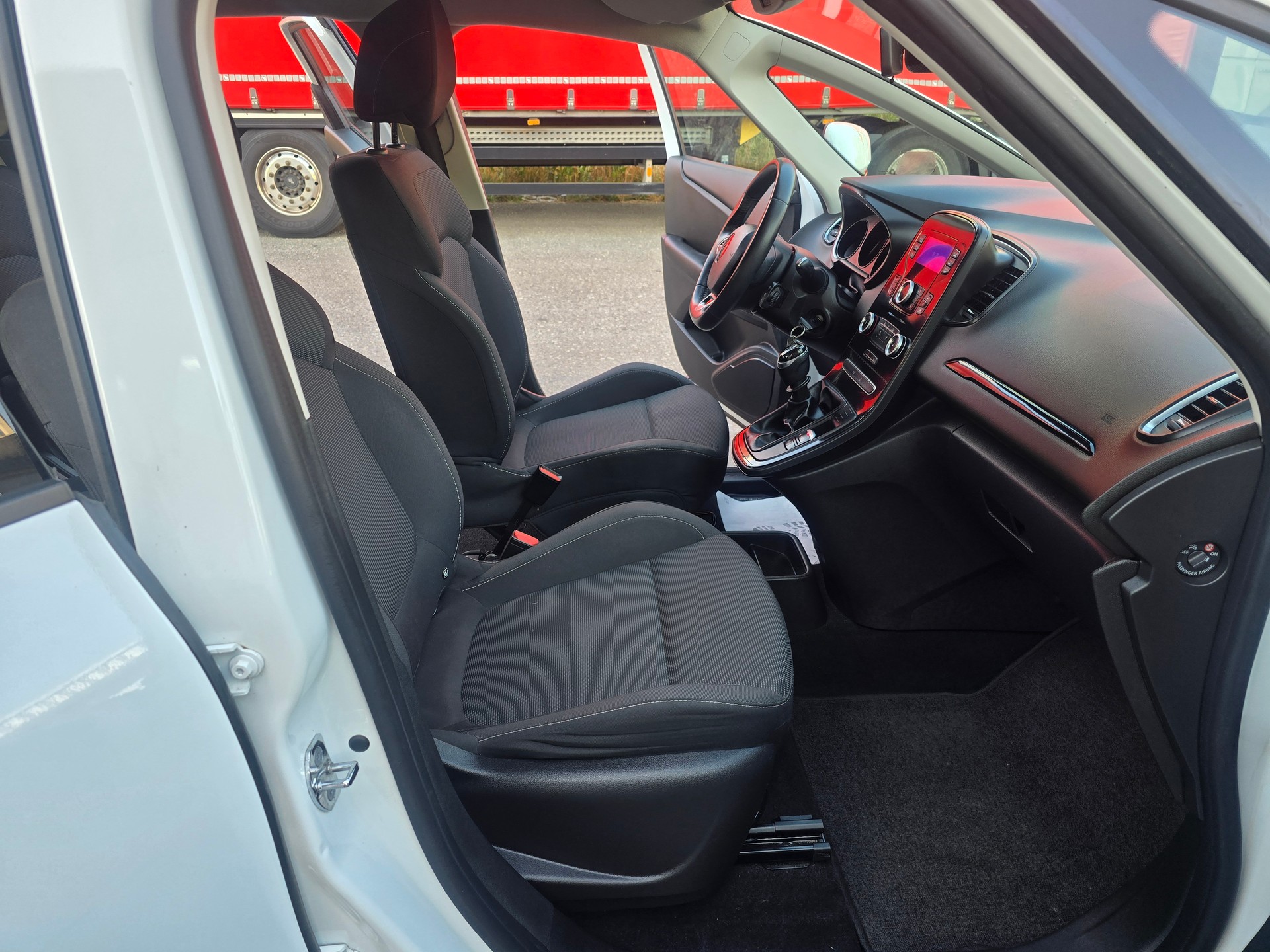 RENAULT Scénic 1.2 16V Turbo Life-image-13