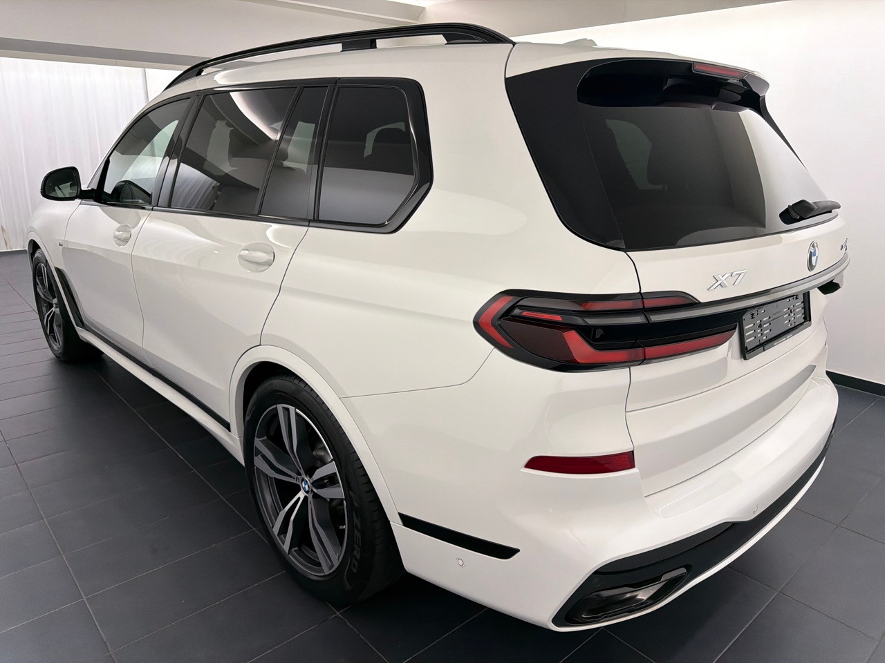 BMW X7 xDr 48 40d M Sport Pro-showroom-element-1