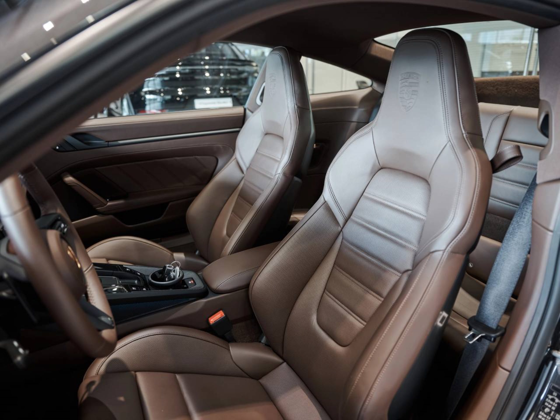 PORSCHE 911 Carrera 4S-image-4