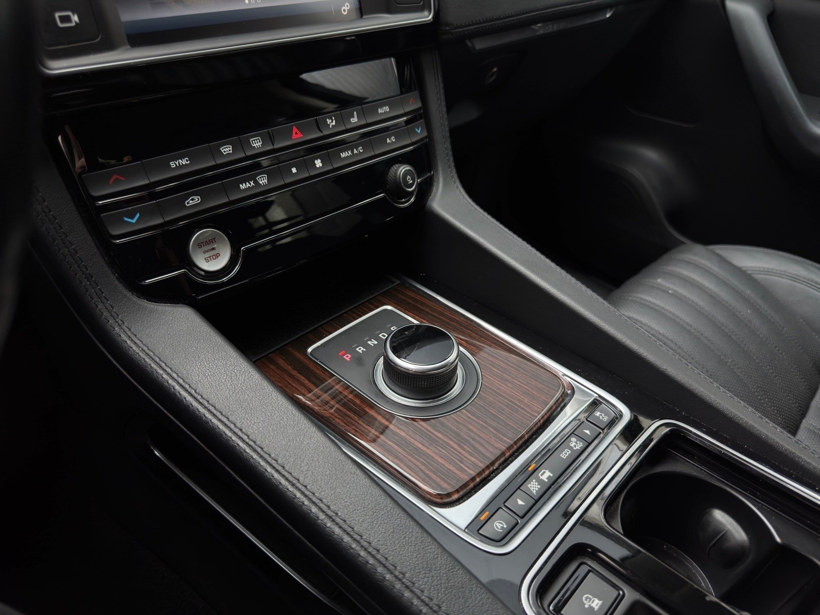 JAGUAR F-Pace 2.0d Portfolio AWD Automatik *AHK*Rückfahrkamera*Sitz-/ Lenkradheizung uvm.*-image-20