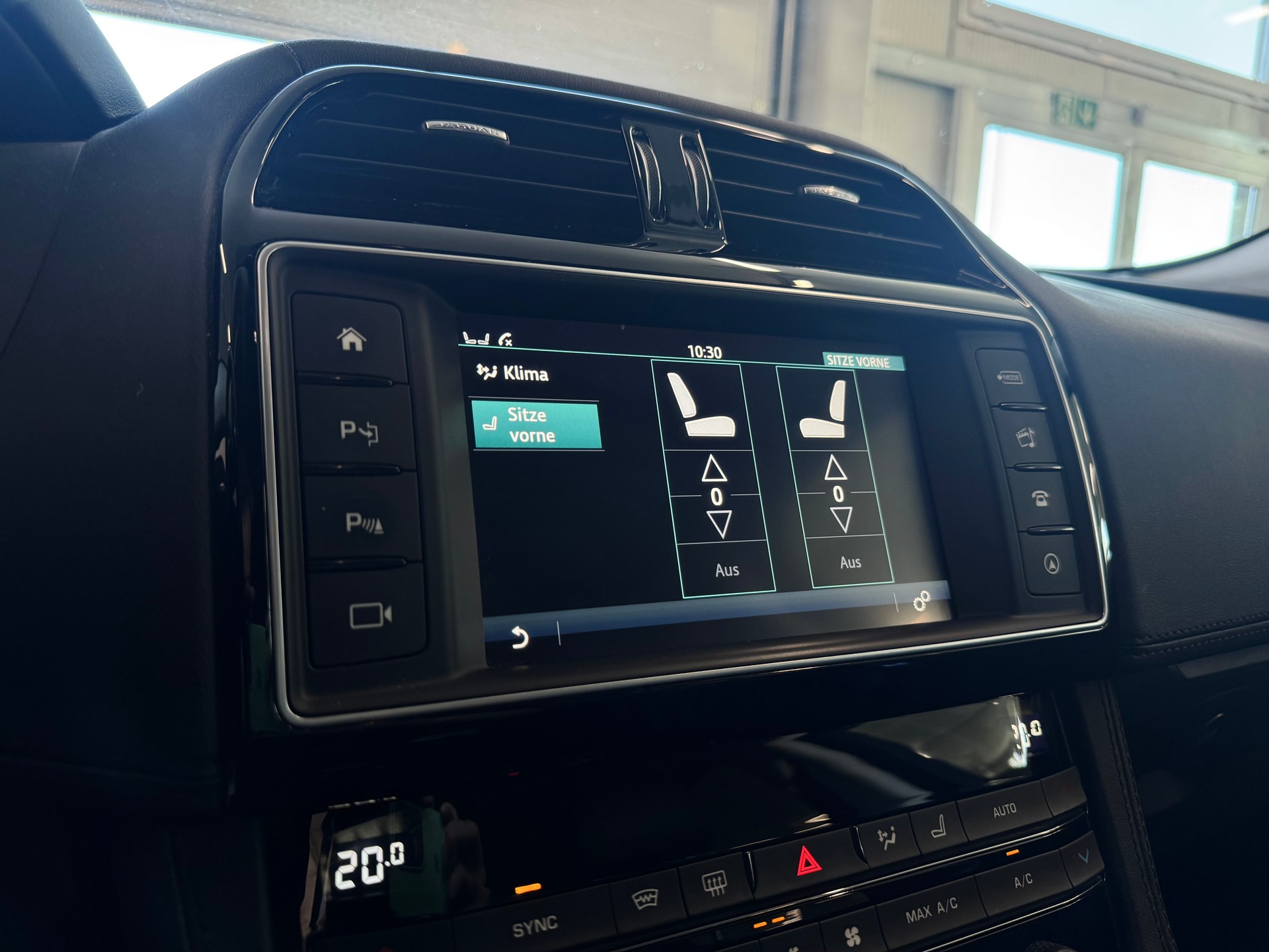 JAGUAR F-Pace 2.0d Portfolio AWD Automatik *AHK*Rückfahrkamera*Sitz-/ Lenkradheizung uvm.*-image-19
