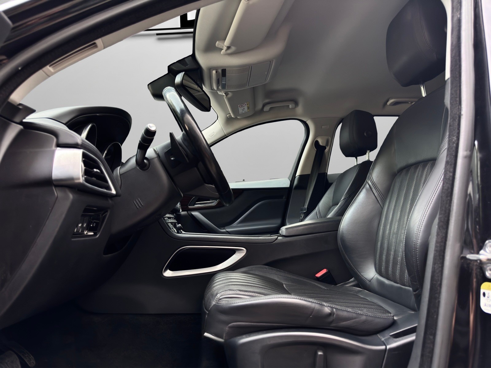 JAGUAR F-Pace 2.0d Portfolio AWD Automatik *AHK*Rückfahrkamera*Sitz-/ Lenkradheizung uvm.*-image-7