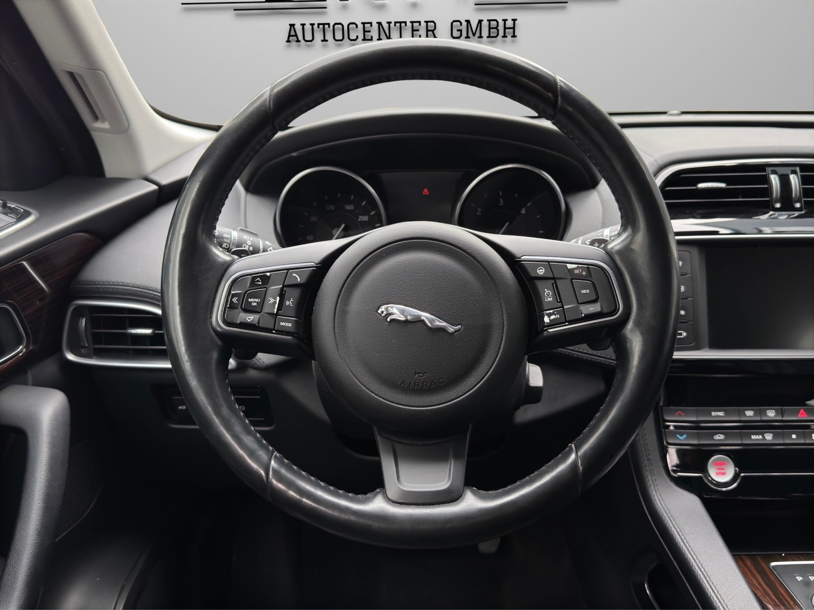 JAGUAR F-Pace 2.0d Portfolio AWD Automatik *AHK*Rückfahrkamera*Sitz-/ Lenkradheizung uvm.*-image-9