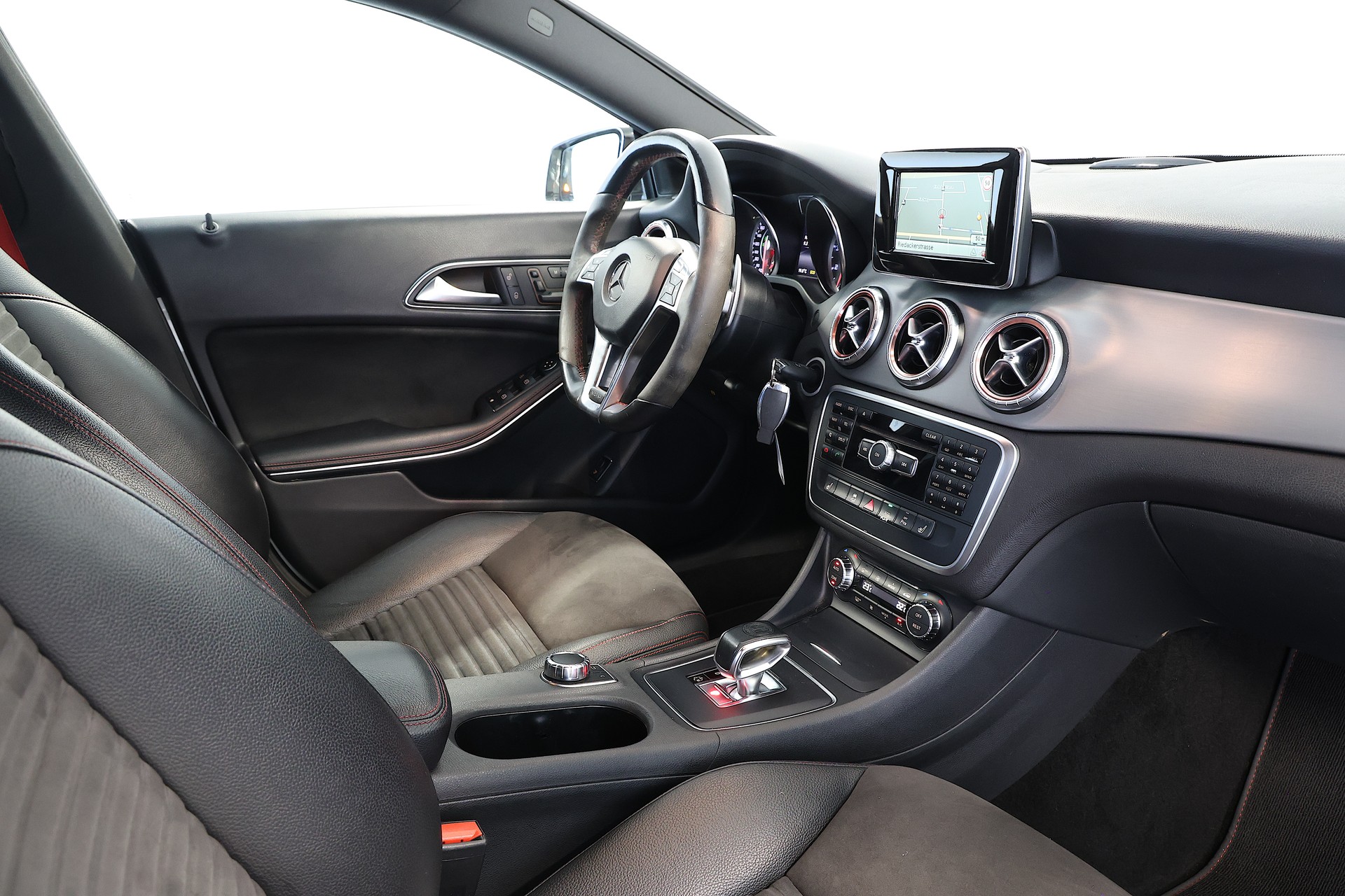 MERCEDES-BENZ CLA 45 AMG 4m-image-13