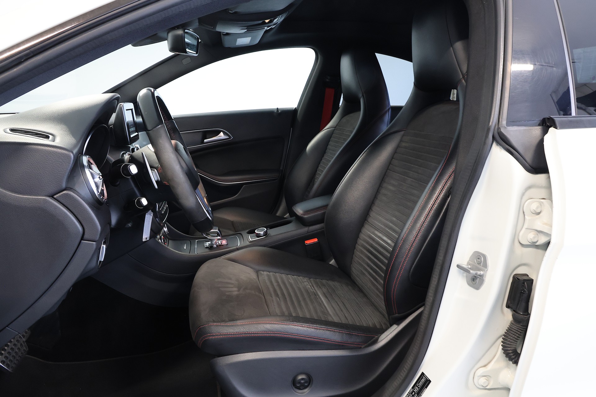 MERCEDES-BENZ CLA 45 AMG 4m-image-6