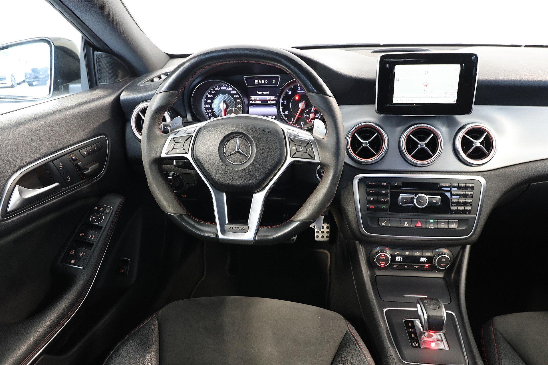 MERCEDES-BENZ CLA 45 AMG 4m-image-9
