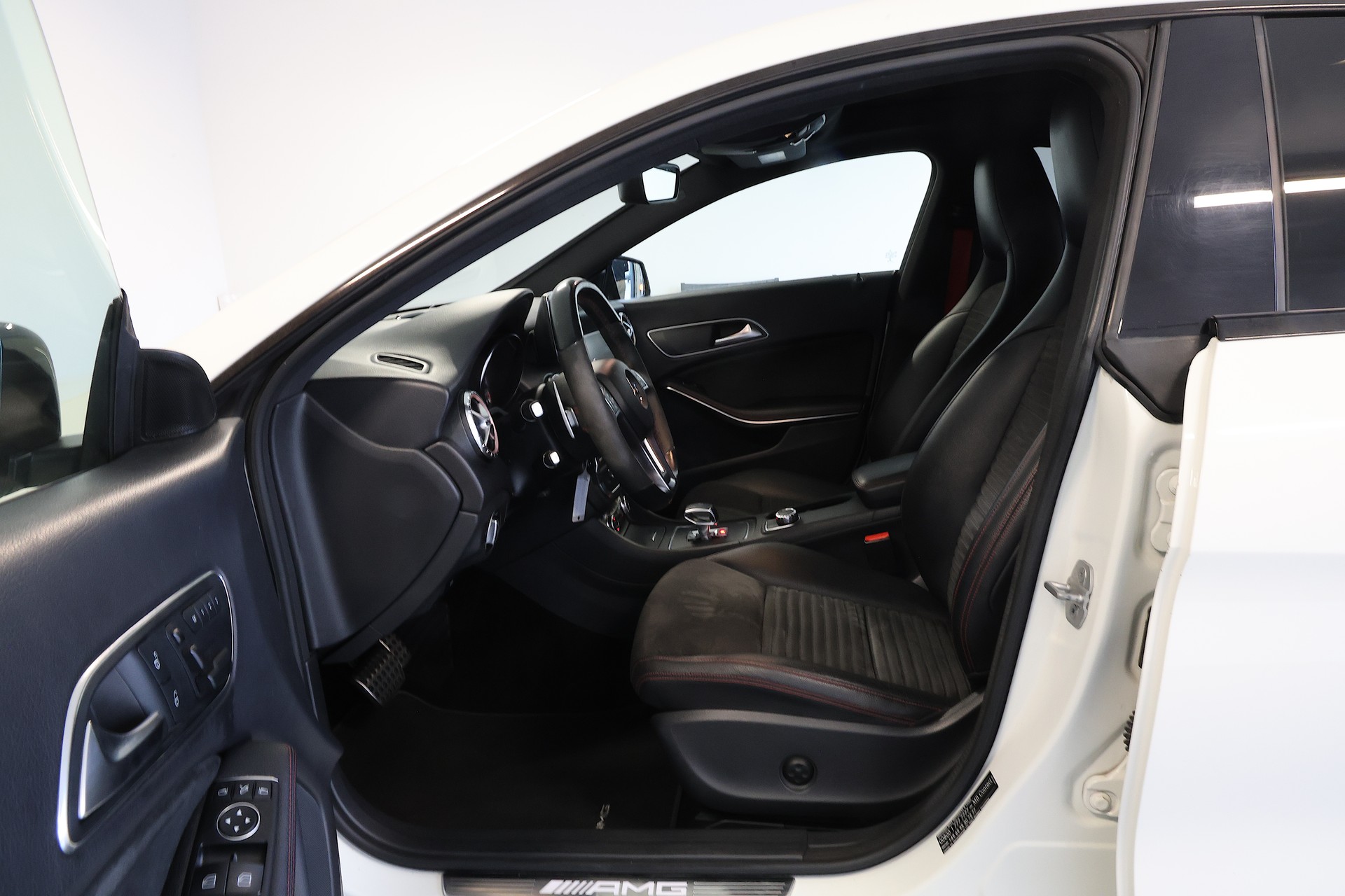 MERCEDES-BENZ CLA 45 AMG 4m-image-5