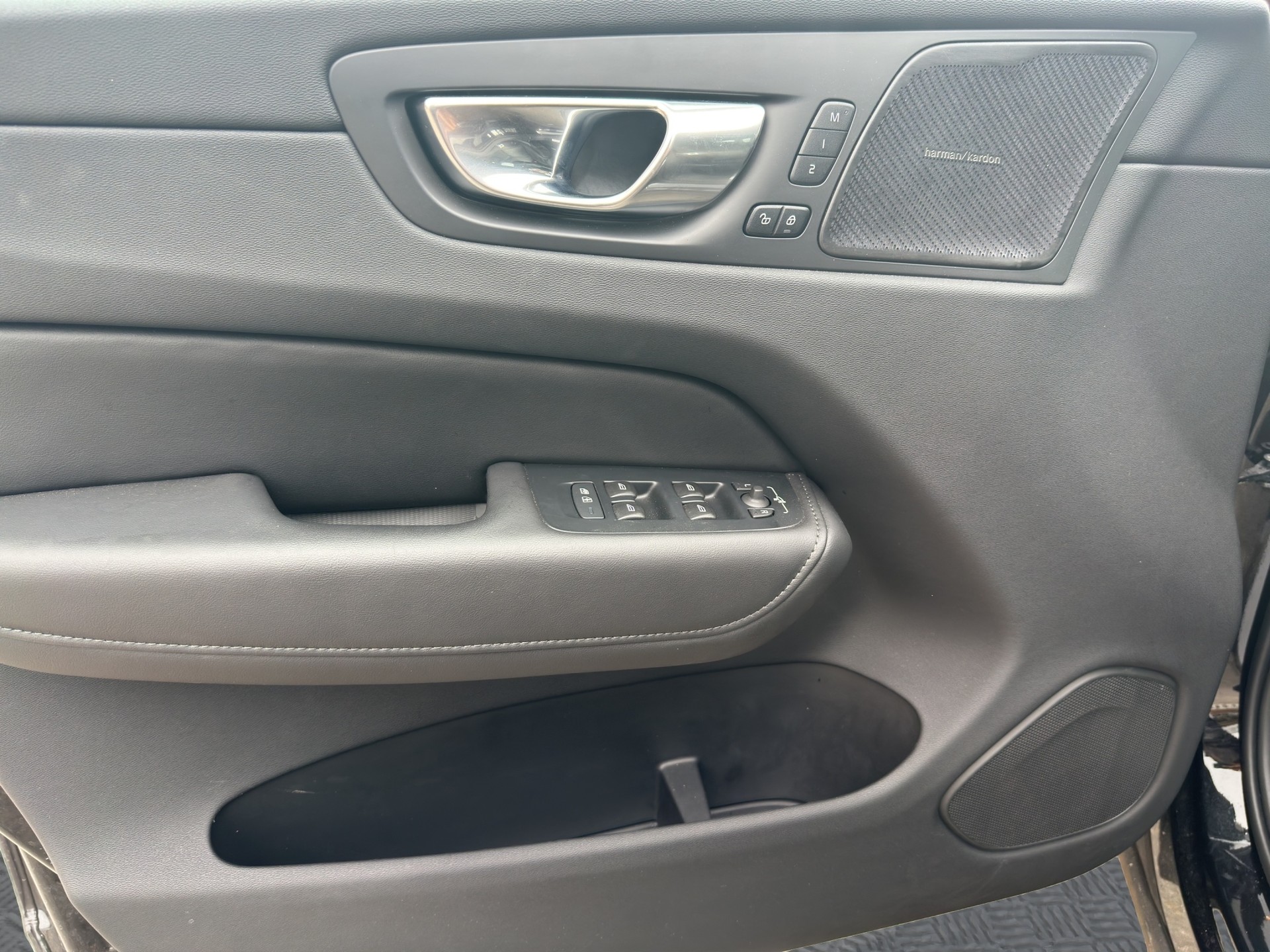 VOLVO XC60 B5 Benzin Mild Hybrid AWD Plus Dark Geartronic-image-8