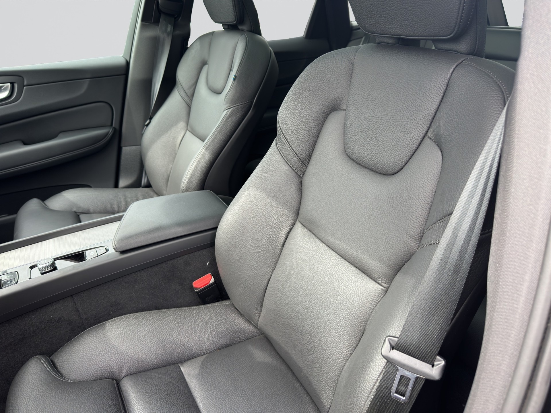 VOLVO XC60 B5 Benzin Mild Hybrid AWD Plus Dark Geartronic-image-5