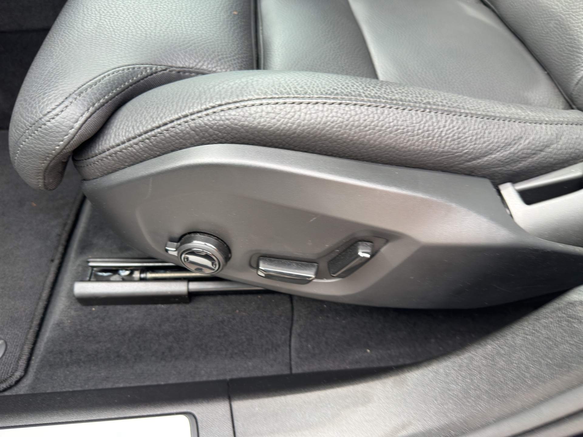 VOLVO XC60 B5 Benzin Mild Hybrid AWD Plus Dark Geartronic-image-9