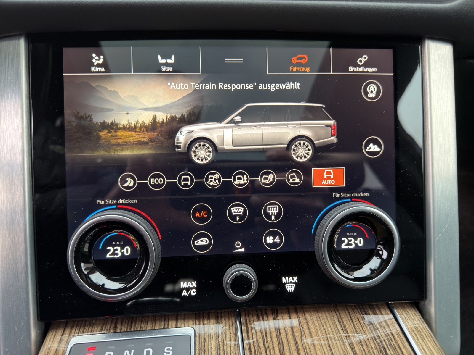 LAND ROVER Range Rover 4.4 SDV8 Vogue Automatic-image-33