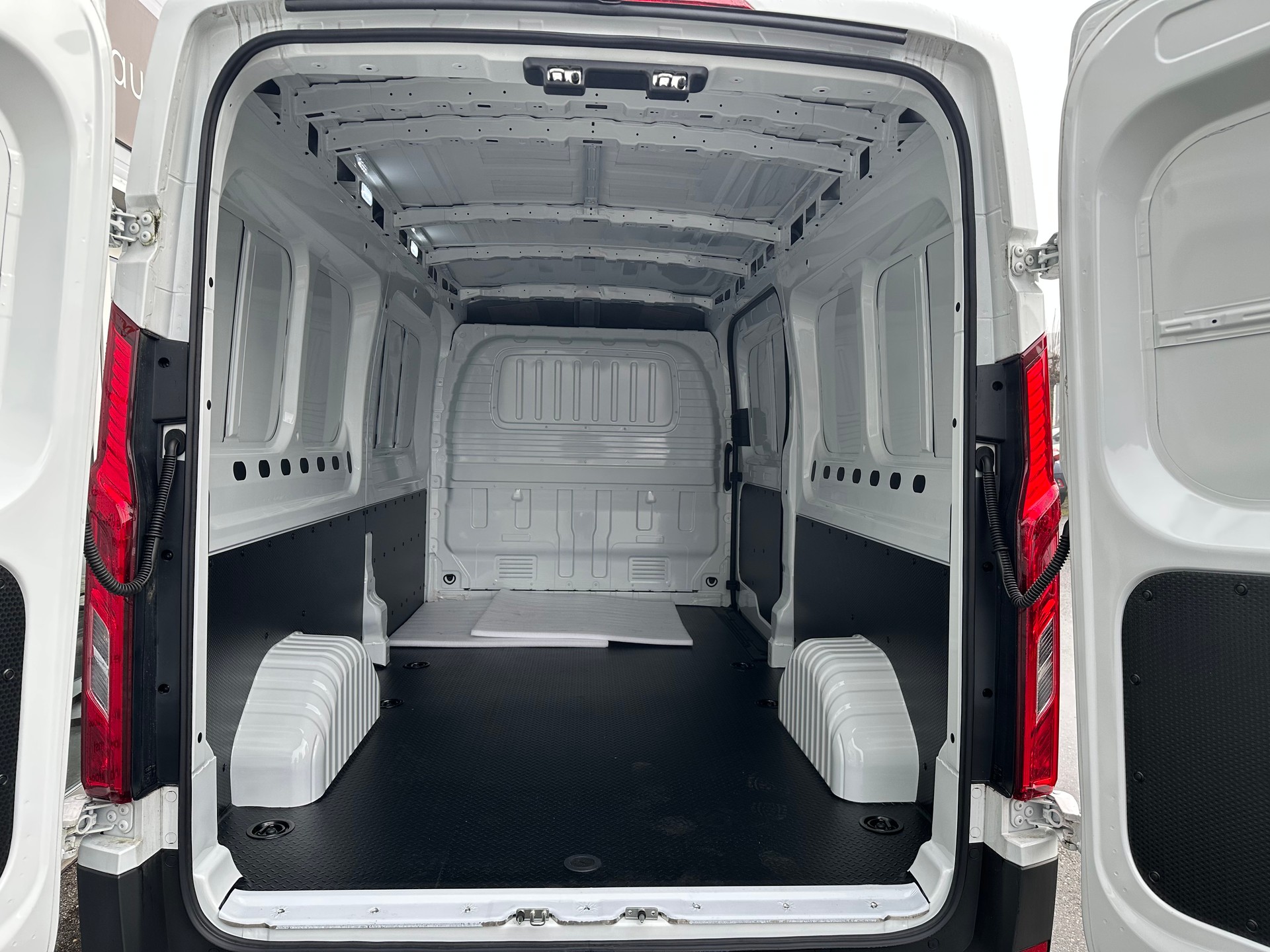 MAXUS Deliver 9 2.0D L3H2 FWD Comfort-image-7