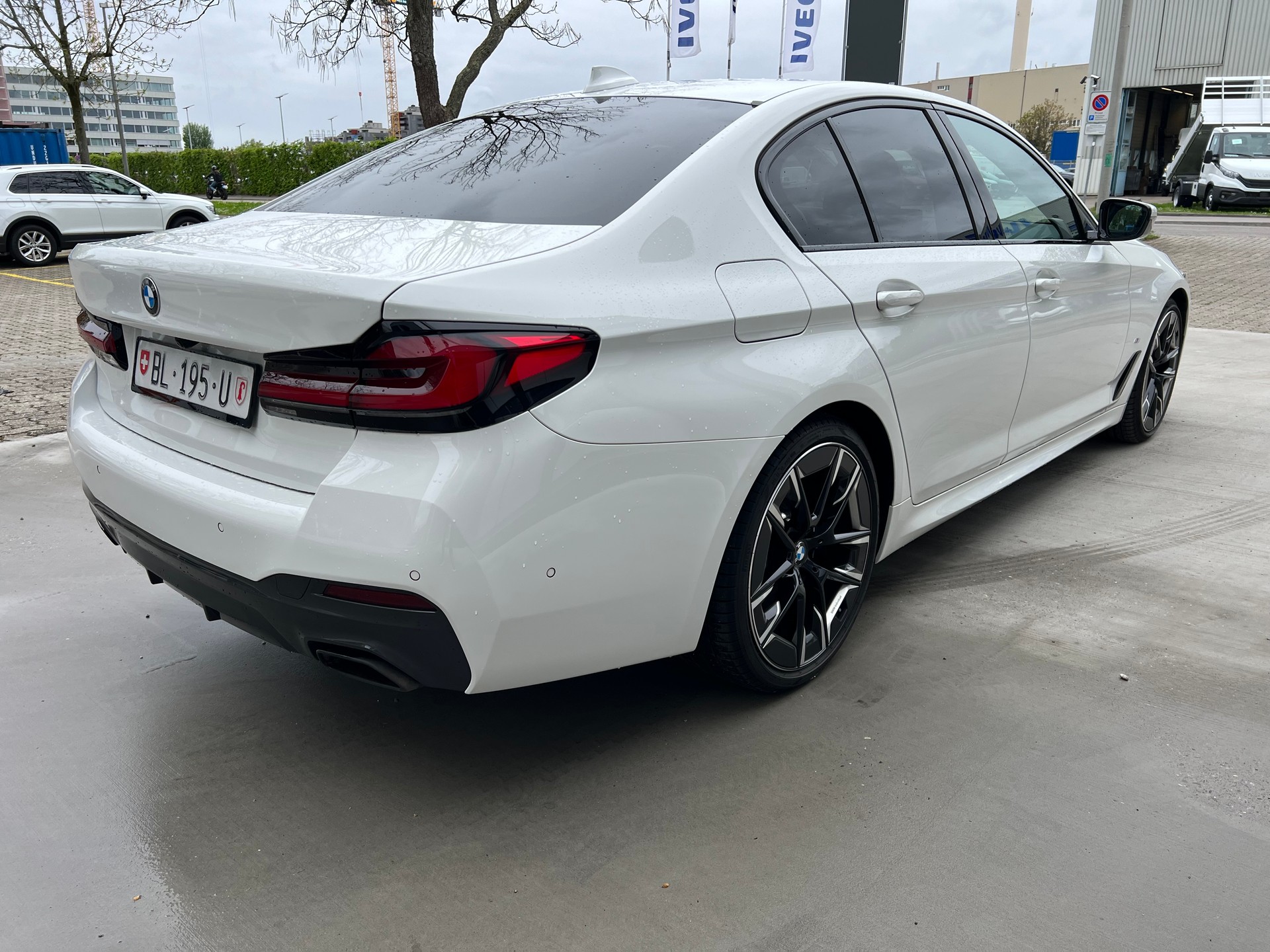 BMW 530d xDrive 48V M Sport Steptronic-image-4