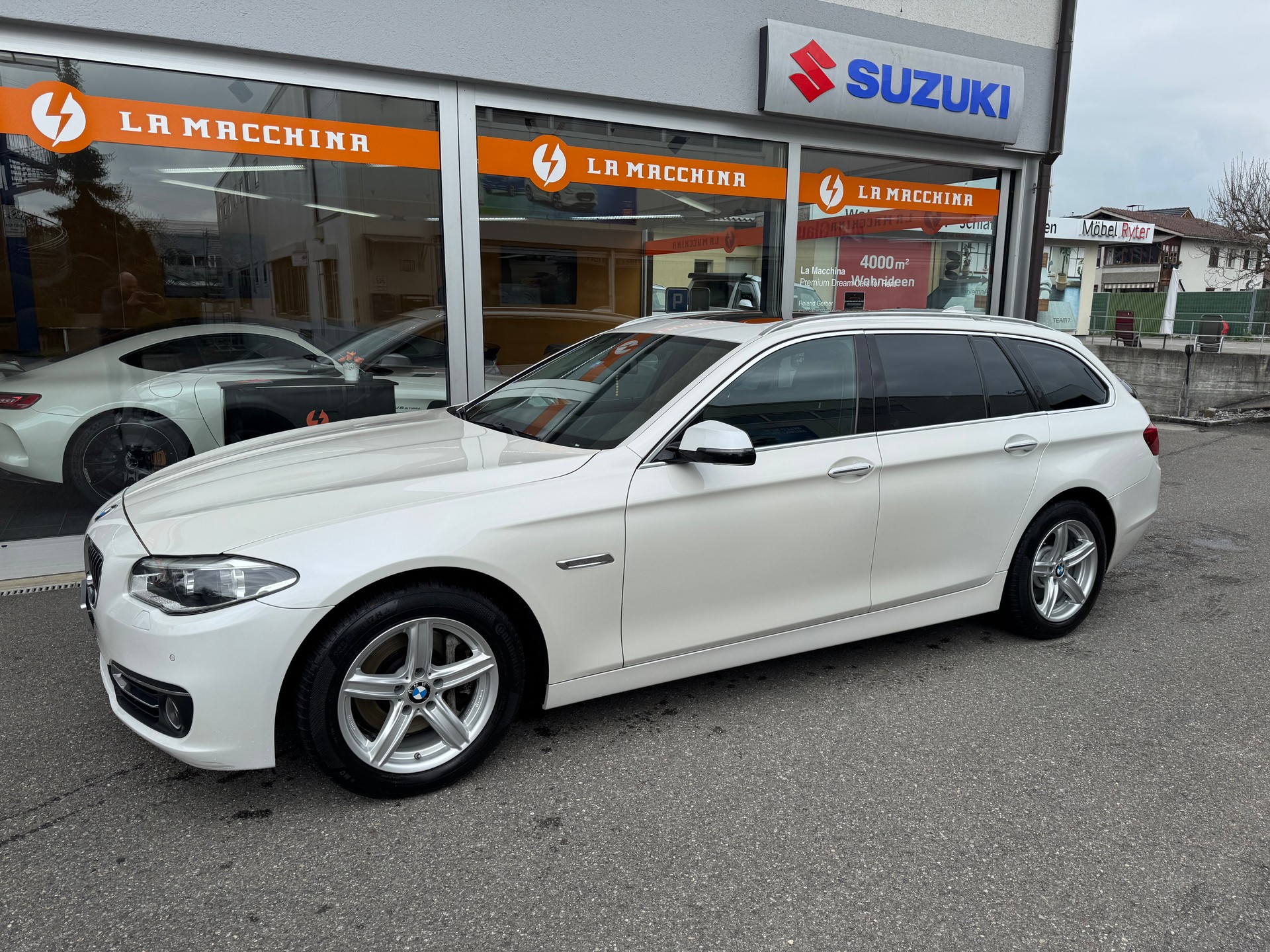 BMW 525d Touring xDrive Luxury Line Steptronic-showroom-element-1