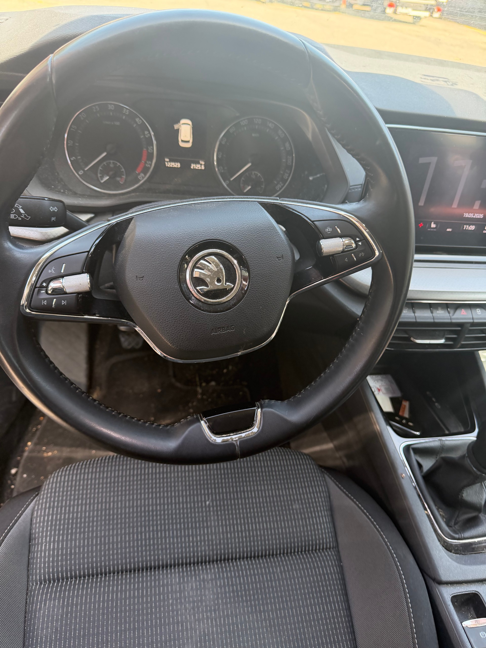 SKODA Octavia Combi 2.0 TDI Ambition-image-5