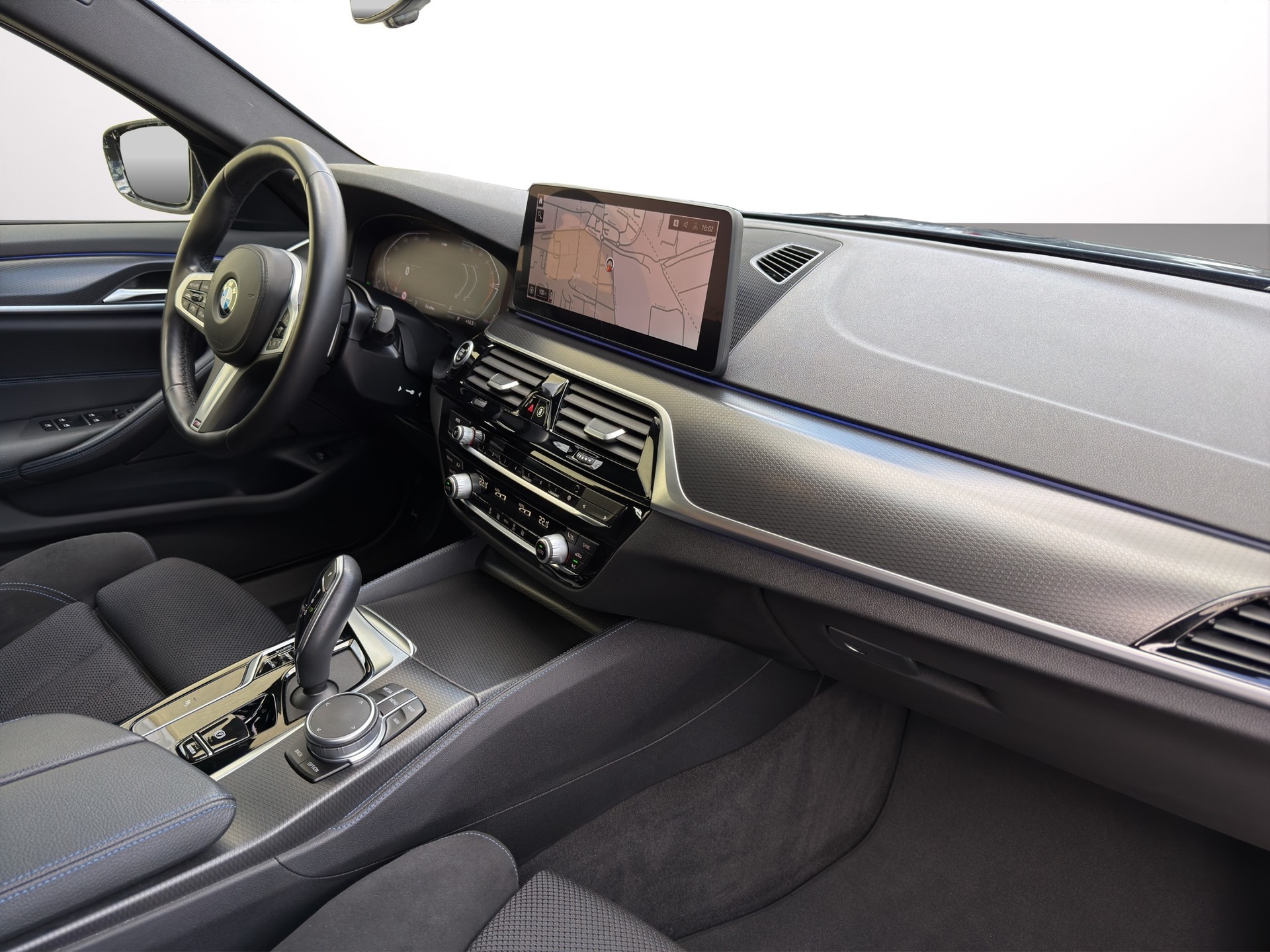 BMW 520d xDrive 48V Touring M Sport Steptronic-image-13