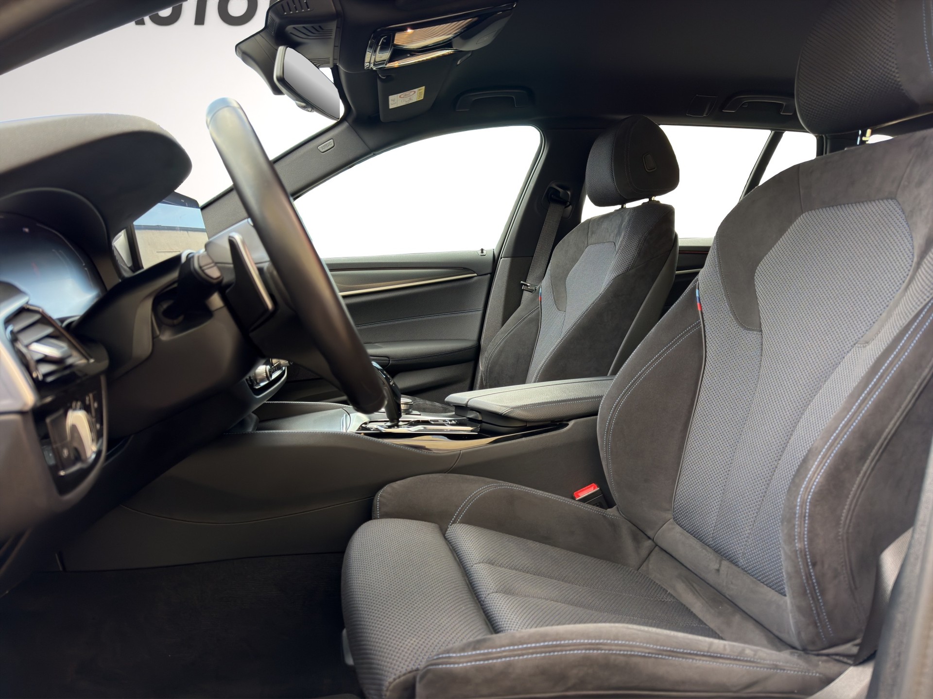 BMW 520d xDrive 48V Touring M Sport Steptronic-image-9