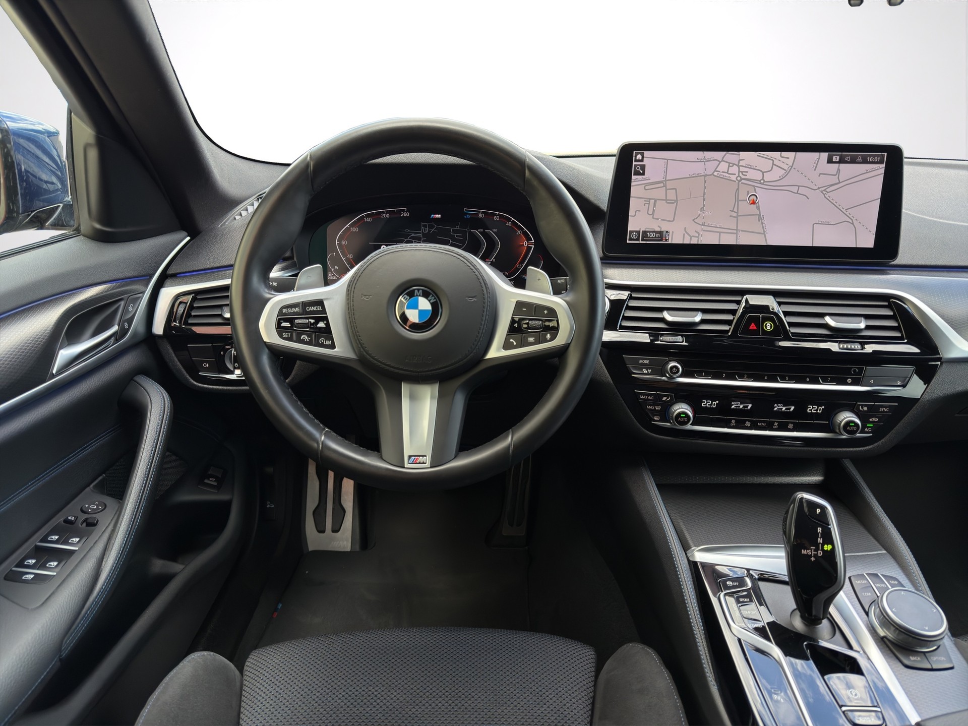 BMW 520d xDrive 48V Touring M Sport Steptronic-image-12