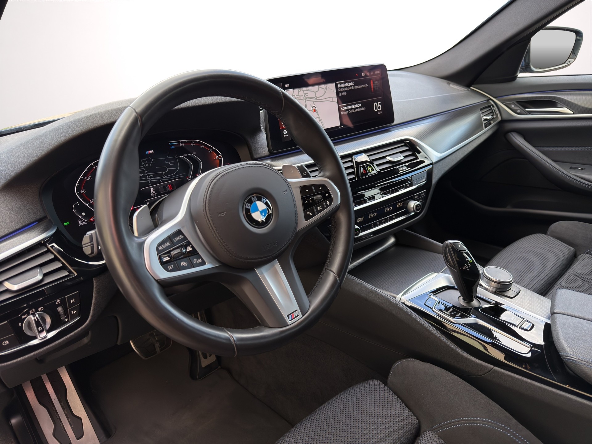 BMW 520d xDrive 48V Touring M Sport Steptronic-image-10