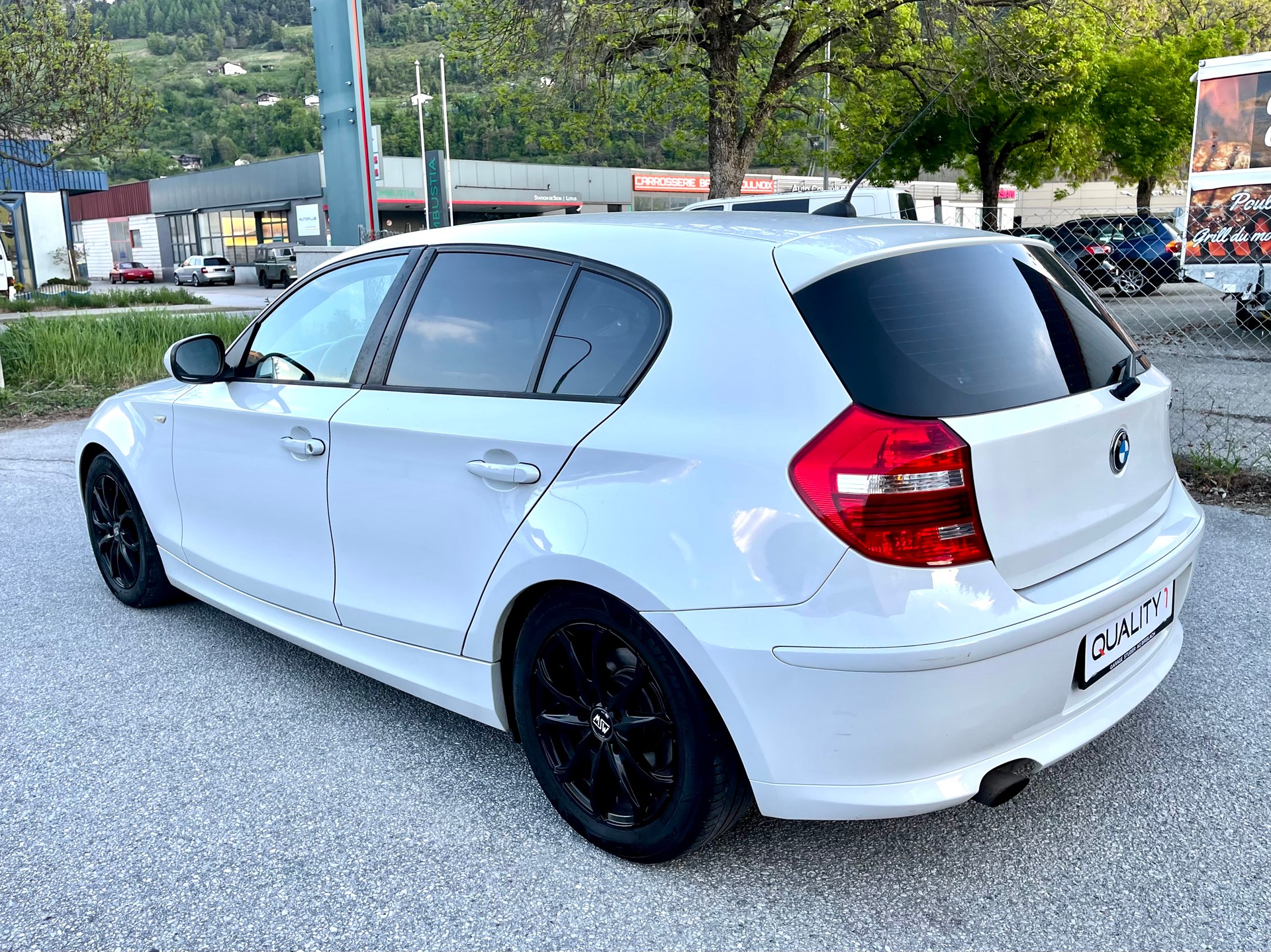 BMW 116i Dynamic Edition-showroom-element-3