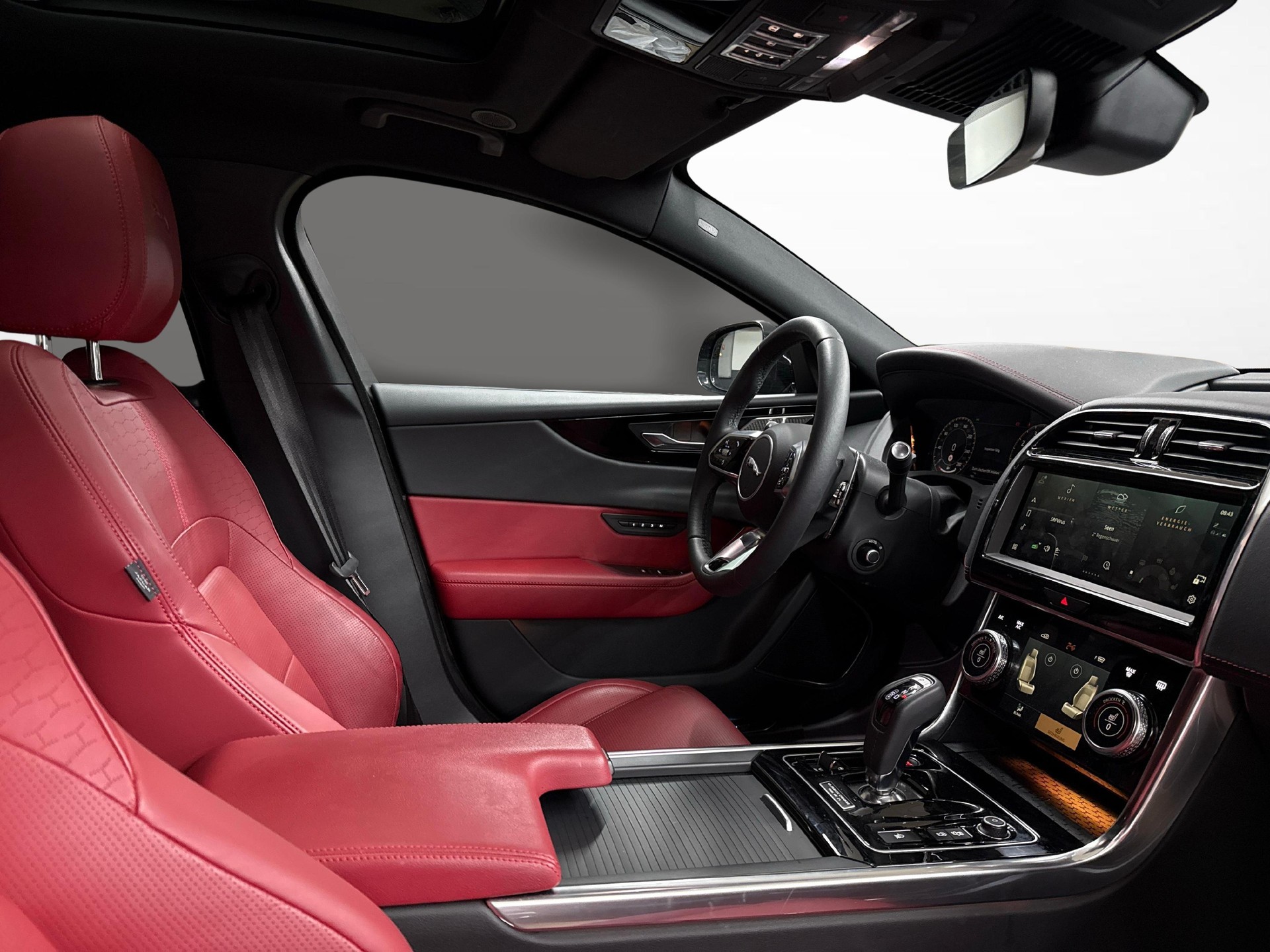 JAGUAR XE 2.0 T 300 Sport AWD-image-9