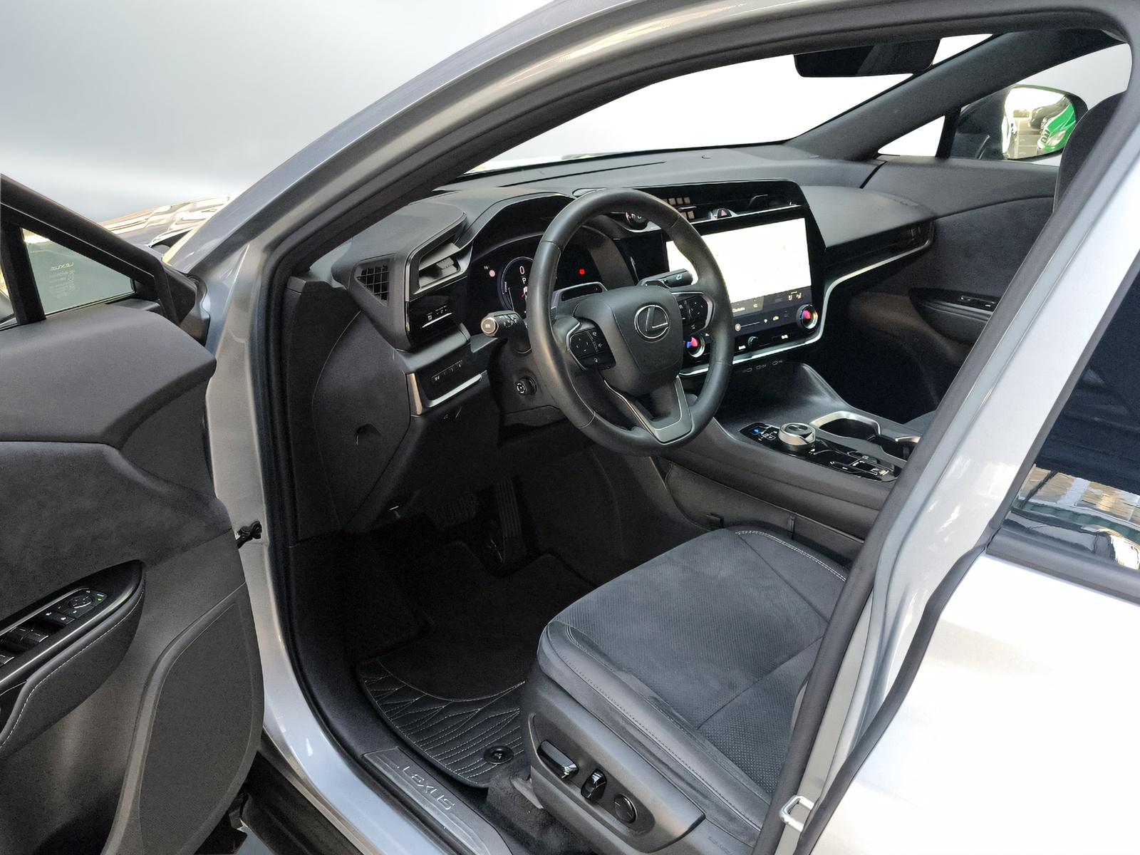 LEXUS RZ 450e Excellence-showroom-element-3