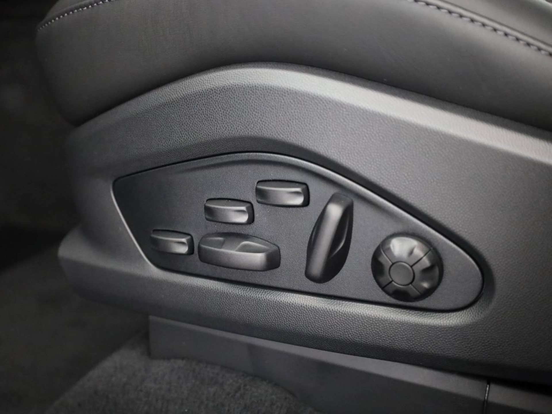 PORSCHE Macan 4-image-15