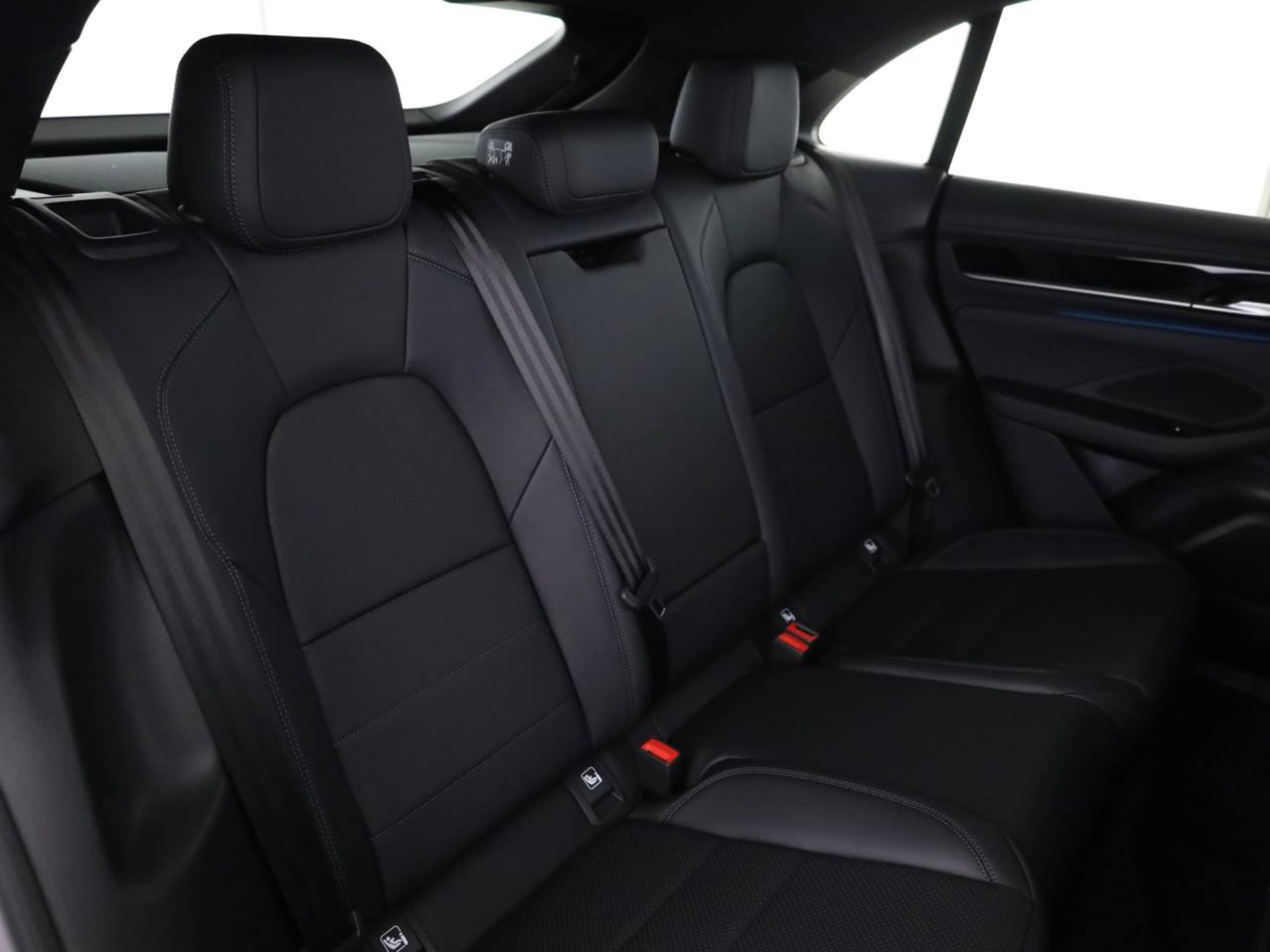 PORSCHE Macan 4-image-16