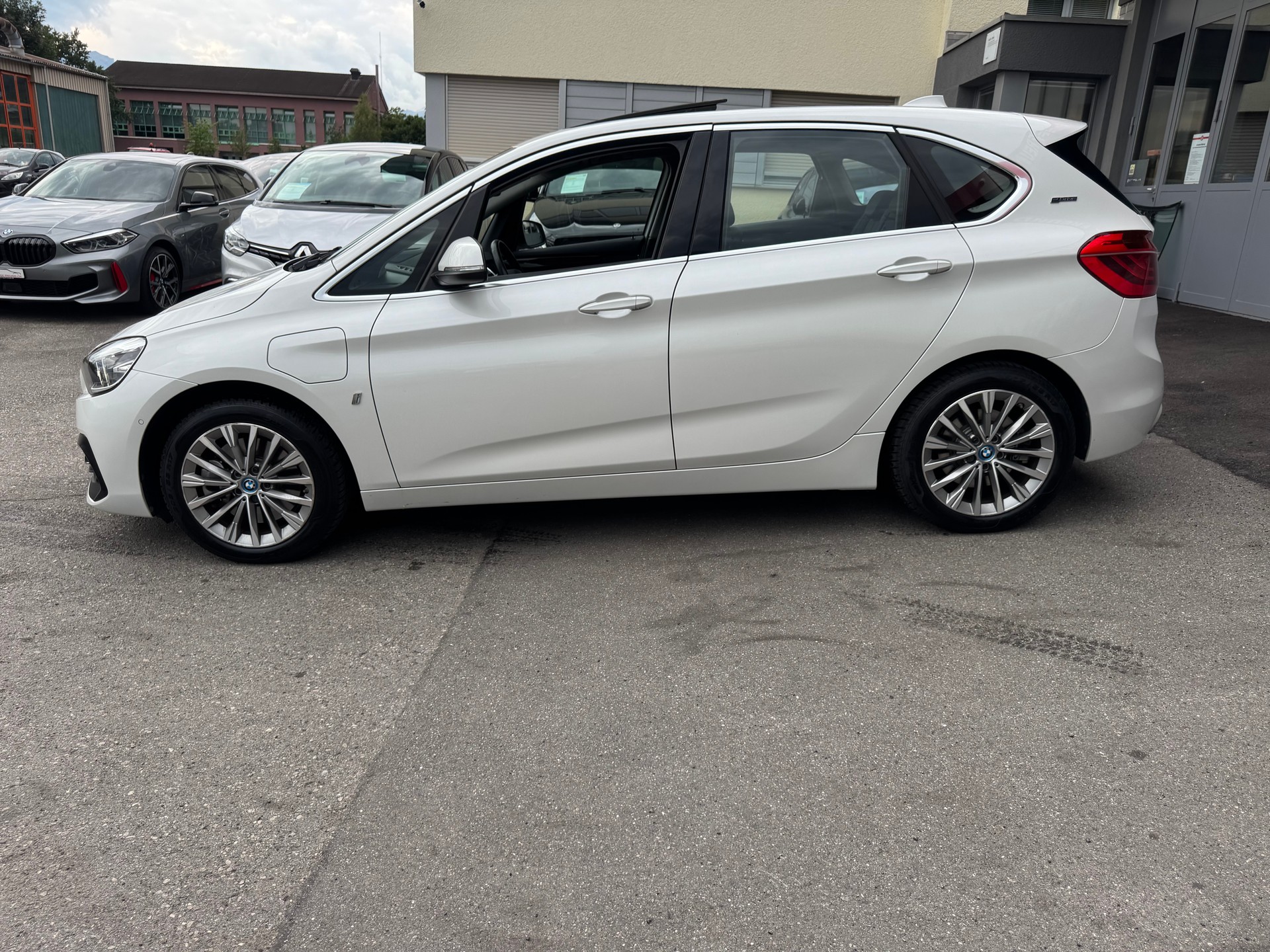BMW 225xe iPerformance Active Tourer Steptronic Luxury Line-image-4