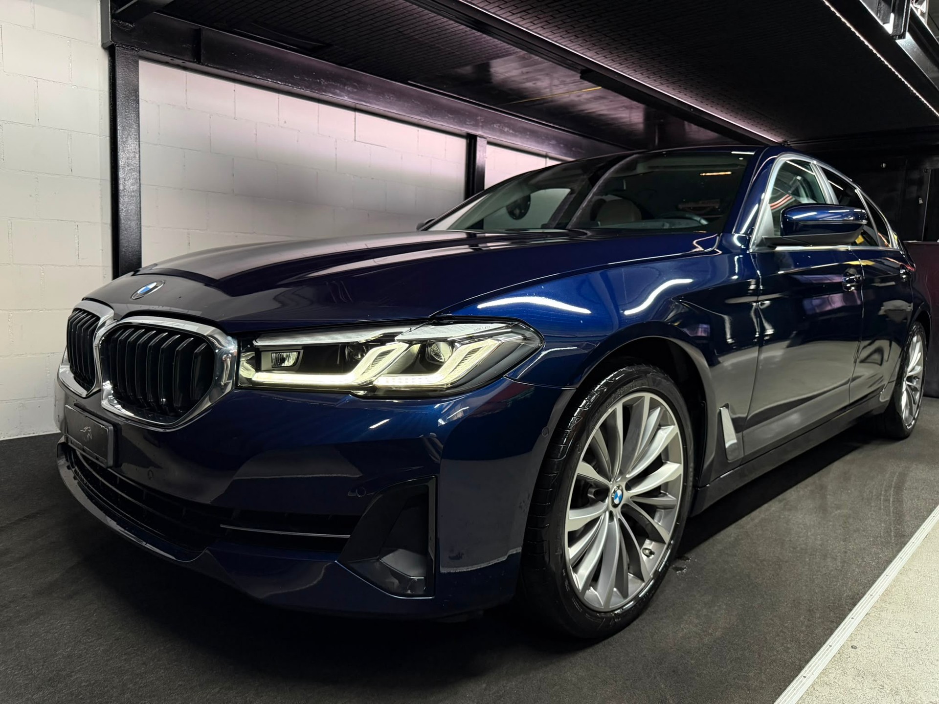 BMW 520d xDrive 48V Steptronic-showroom-element-1