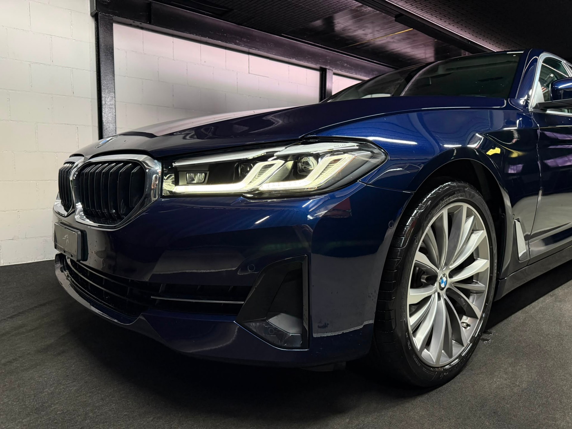 BMW 520d xDrive 48V Steptronic-showroom-element-2