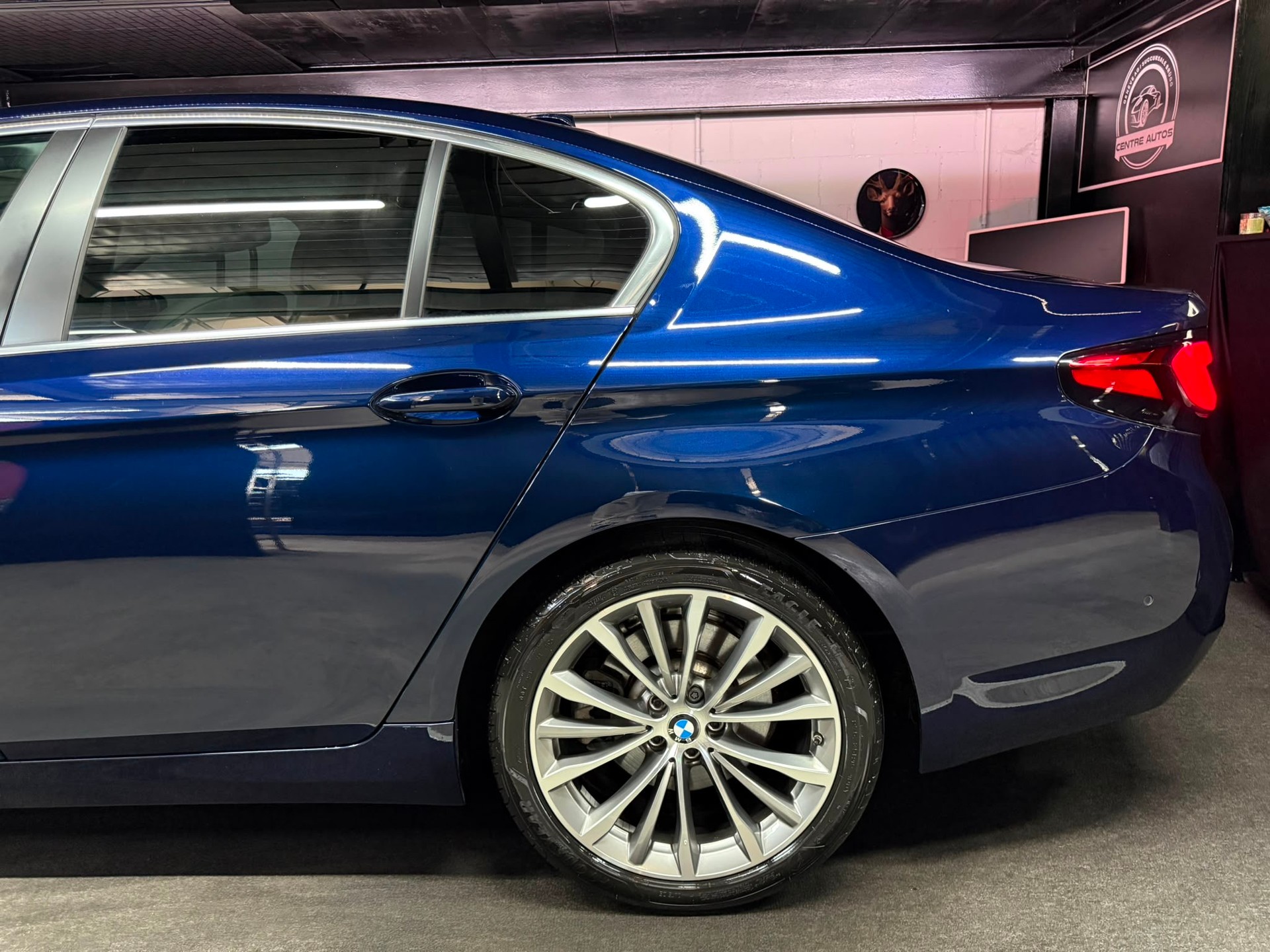 BMW 520d xDrive 48V Steptronic-image-8