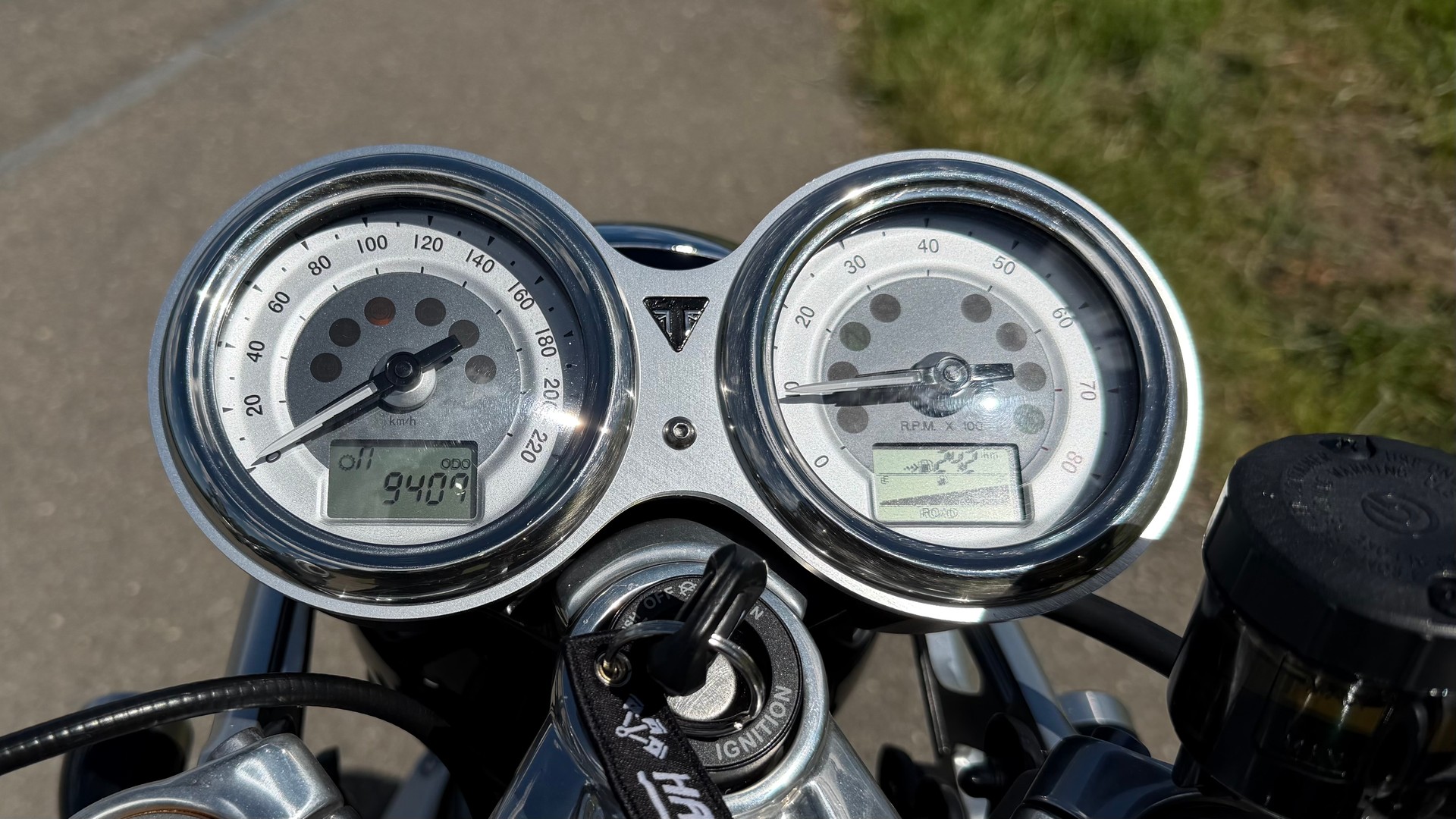 TRIUMPH Thruxton R 1200 I ABS mit Sonderlackierung-image-5