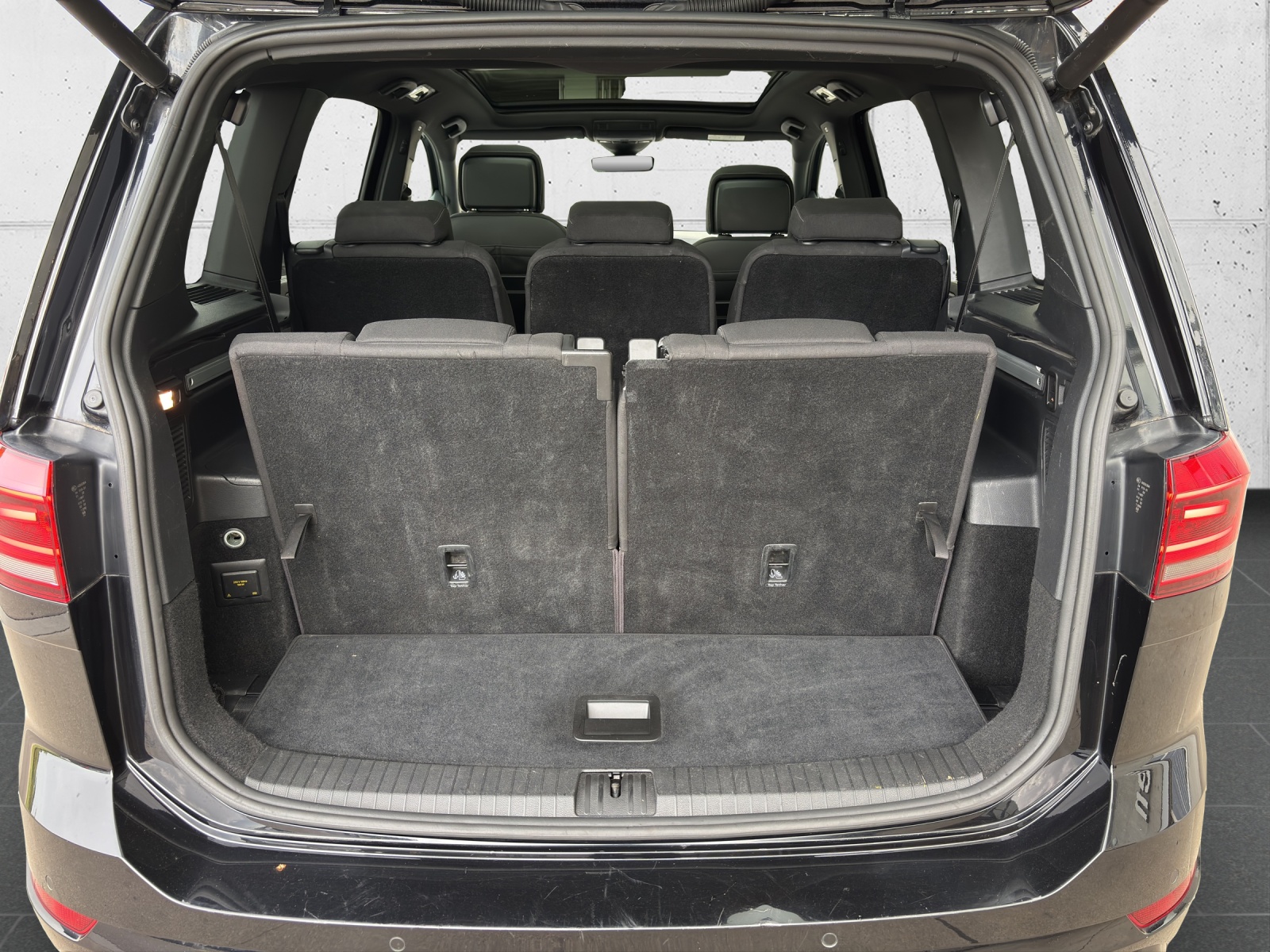 VW Touran 2.0 TDI BlueMotion Technology Highline R-Line DSG mit AHK, Panorama-Schiebedach & 7 Sitzplätzen-image-7