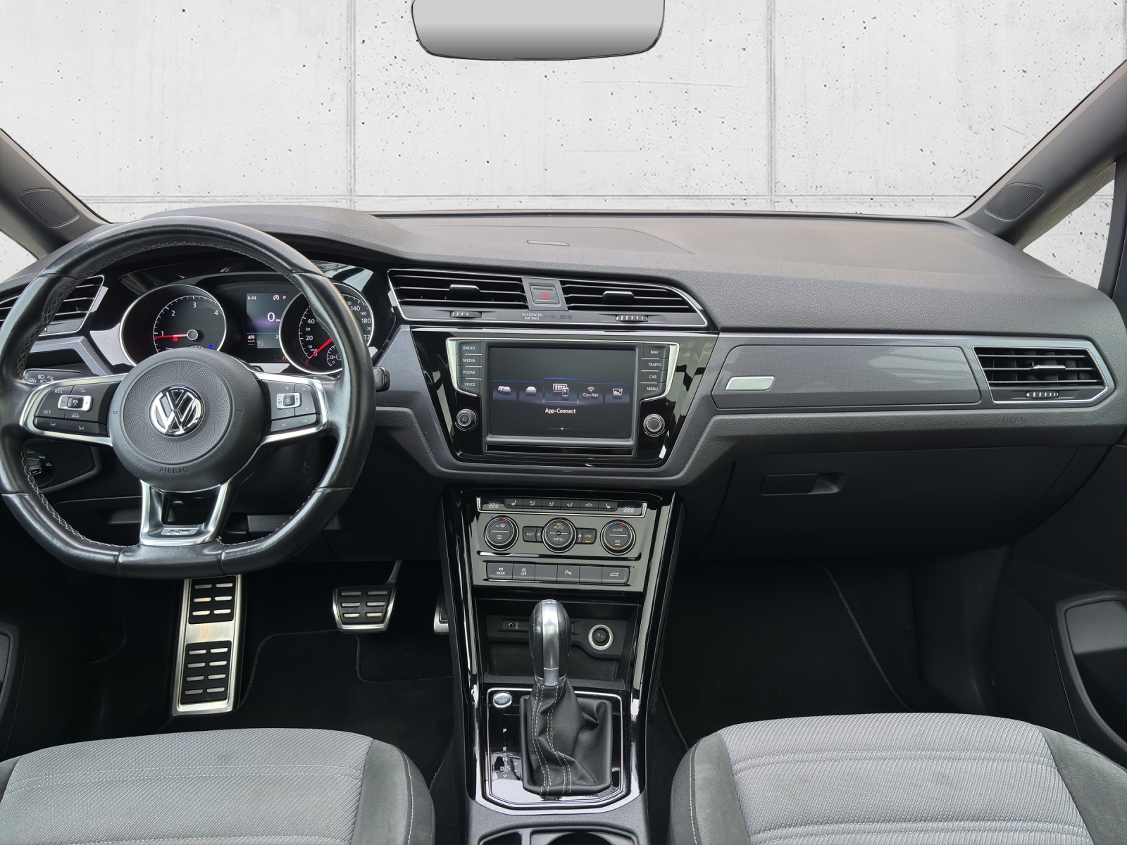 VW Touran 2.0 TDI BlueMotion Technology Highline R-Line DSG mit AHK, Panorama-Schiebedach & 7 Sitzplätzen-image-12