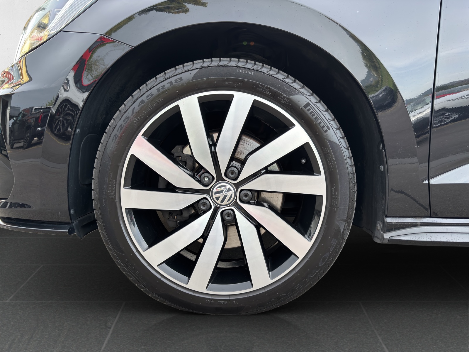 VW Touran 2.0 TDI BlueMotion Technology Highline R-Line DSG mit AHK, Panorama-Schiebedach & 7 Sitzplätzen-image-11