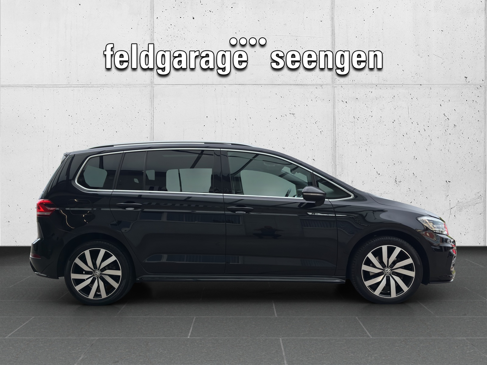 VW Touran 2.0 TDI BlueMotion Technology Highline R-Line DSG mit AHK, Panorama-Schiebedach & 7 Sitzplätzen-showroom-element-3