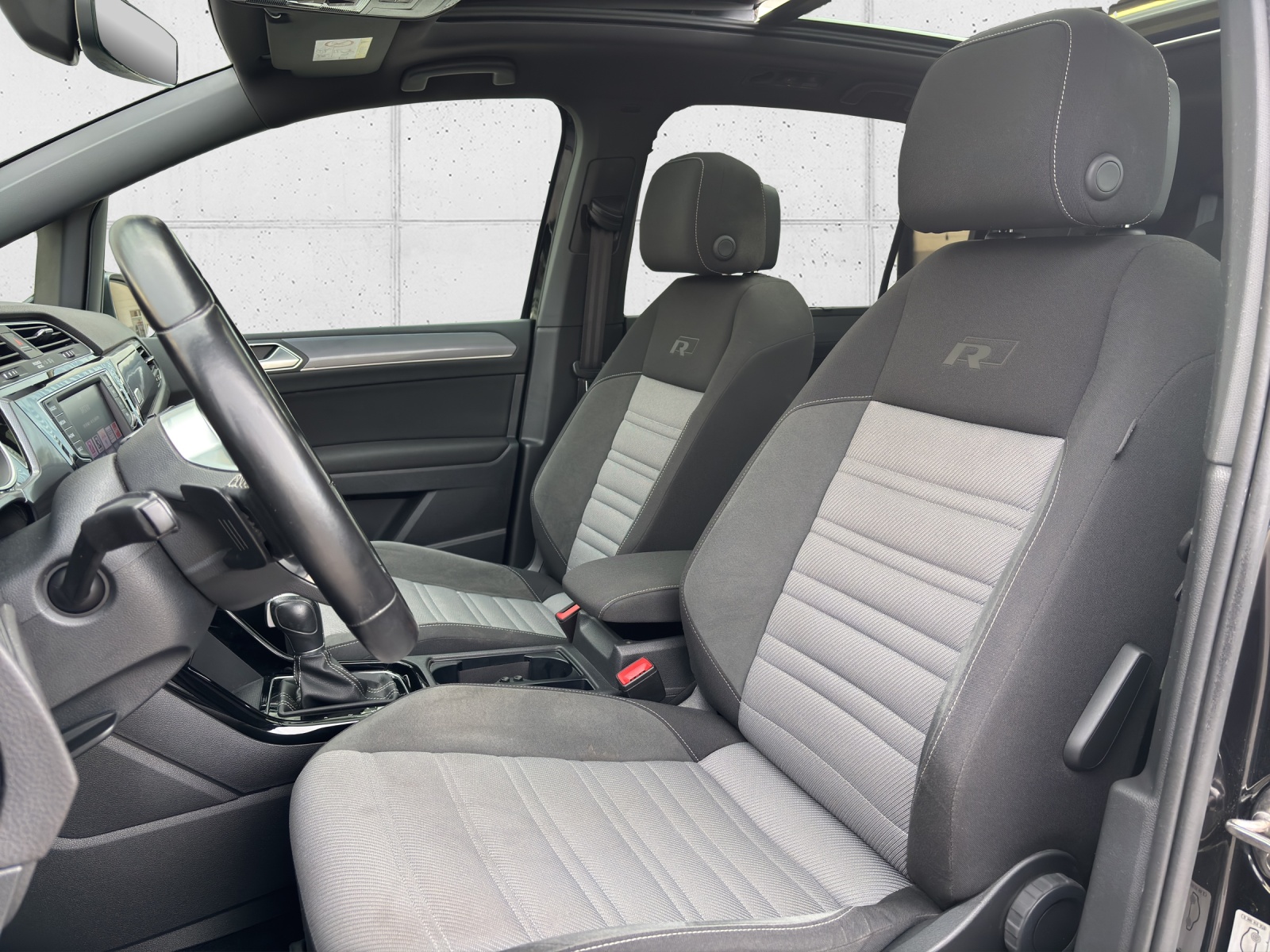 VW Touran 2.0 TDI BlueMotion Technology Highline R-Line DSG mit AHK, Panorama-Schiebedach & 7 Sitzplätzen-image-26