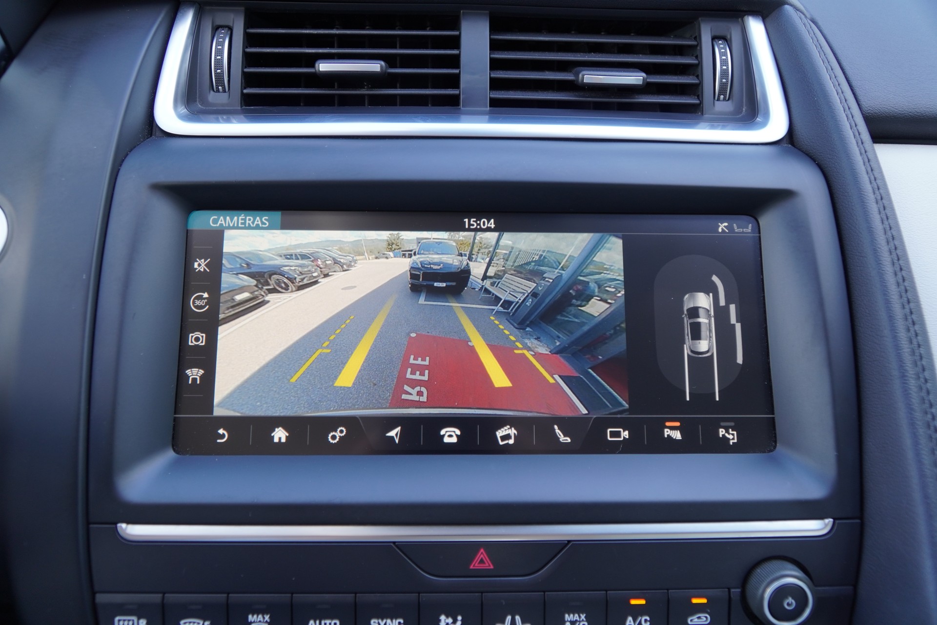 JAGUAR E-Pace 2.0 P200 HSE AWD Automatik-image-14