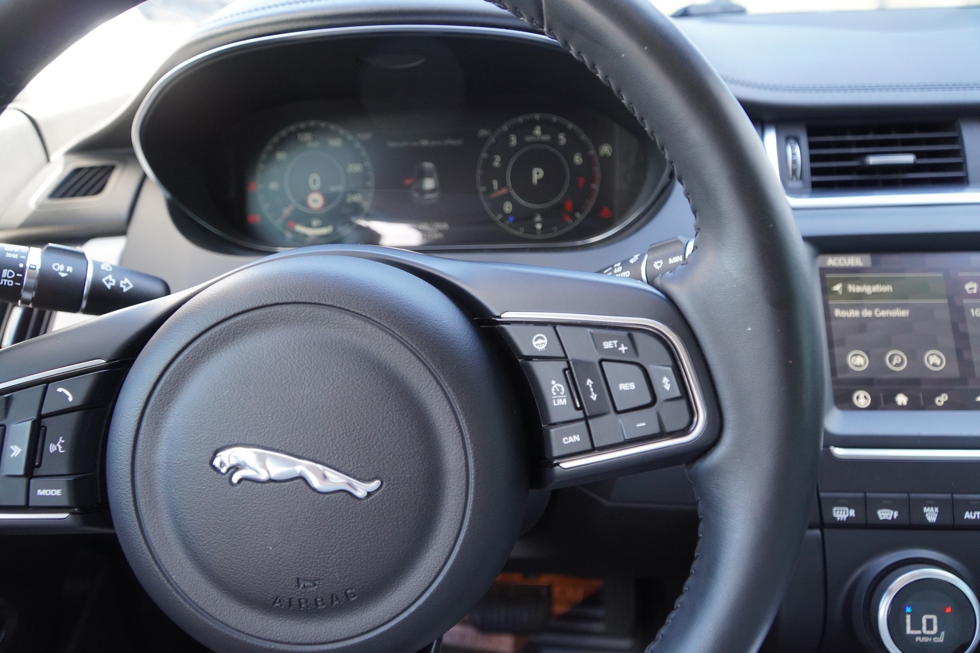 JAGUAR E-Pace 2.0 P200 HSE AWD Automatik-image-25