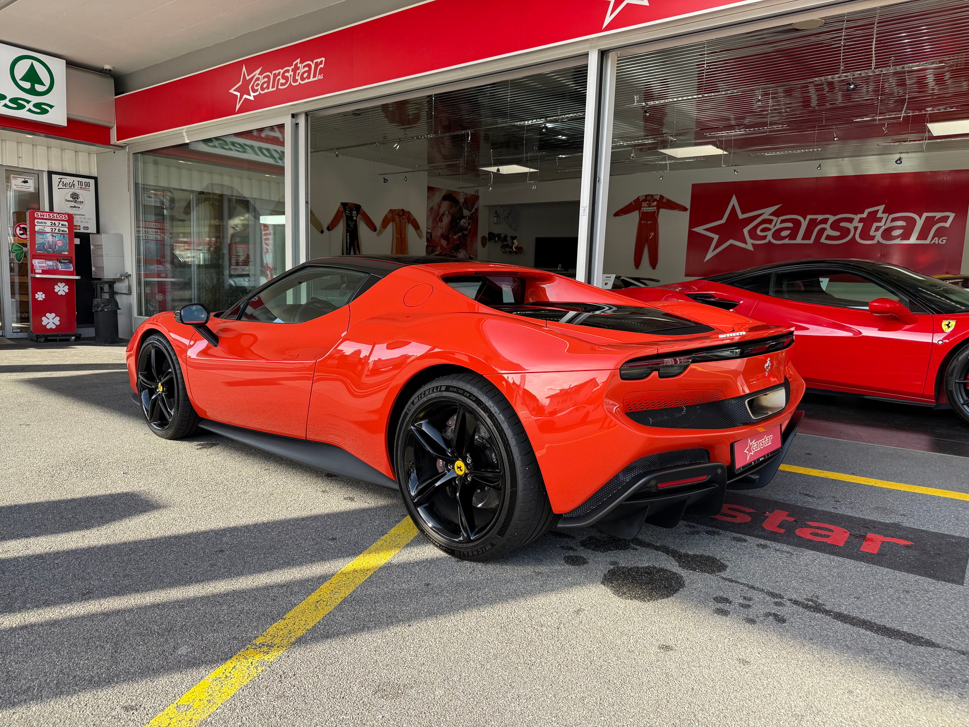 FERRARI 296 GTB ROSSO DINO-showroom-element-2
