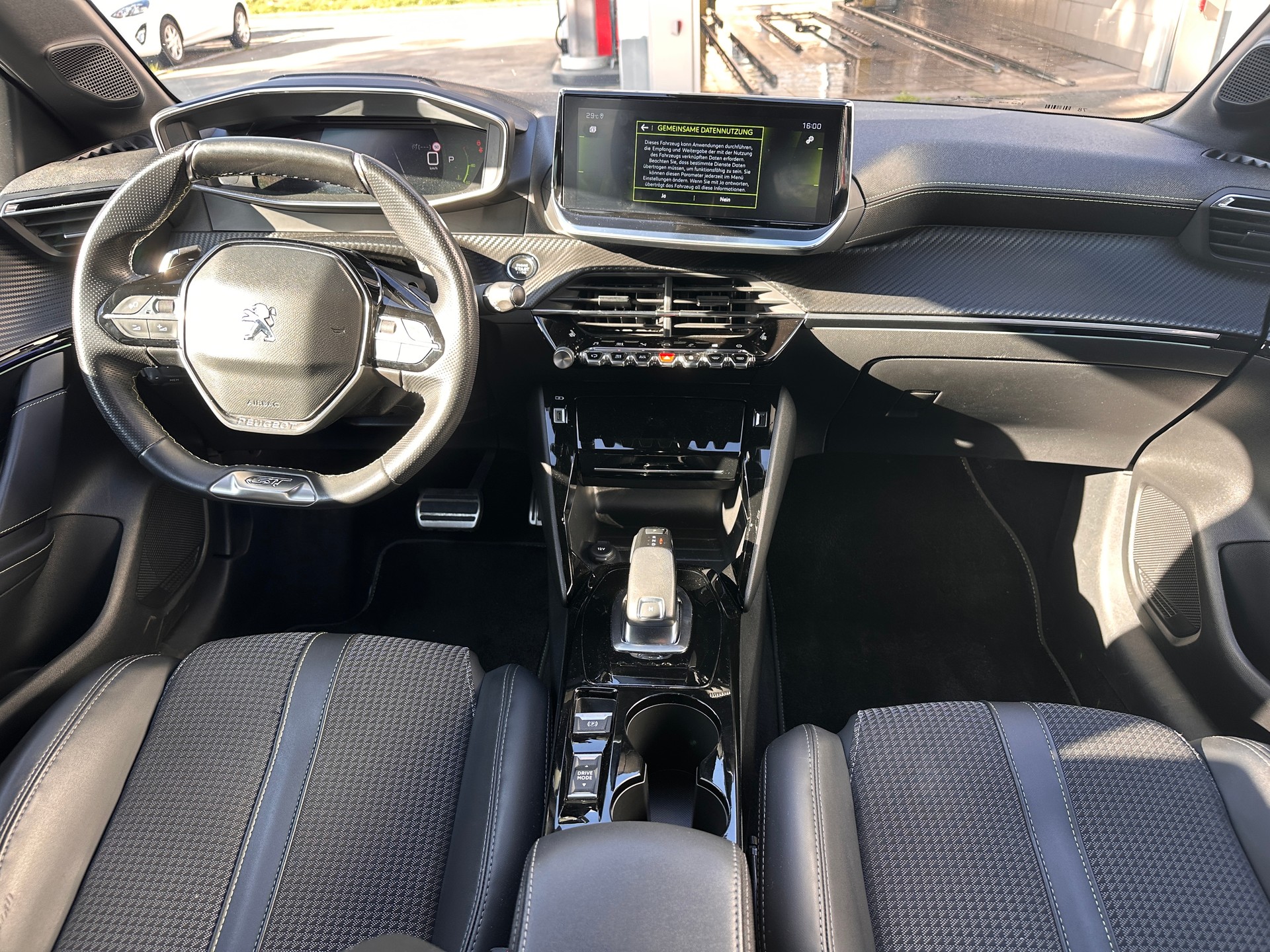 PEUGEOT 208 1.2 PureTech GT EAT8-image-8