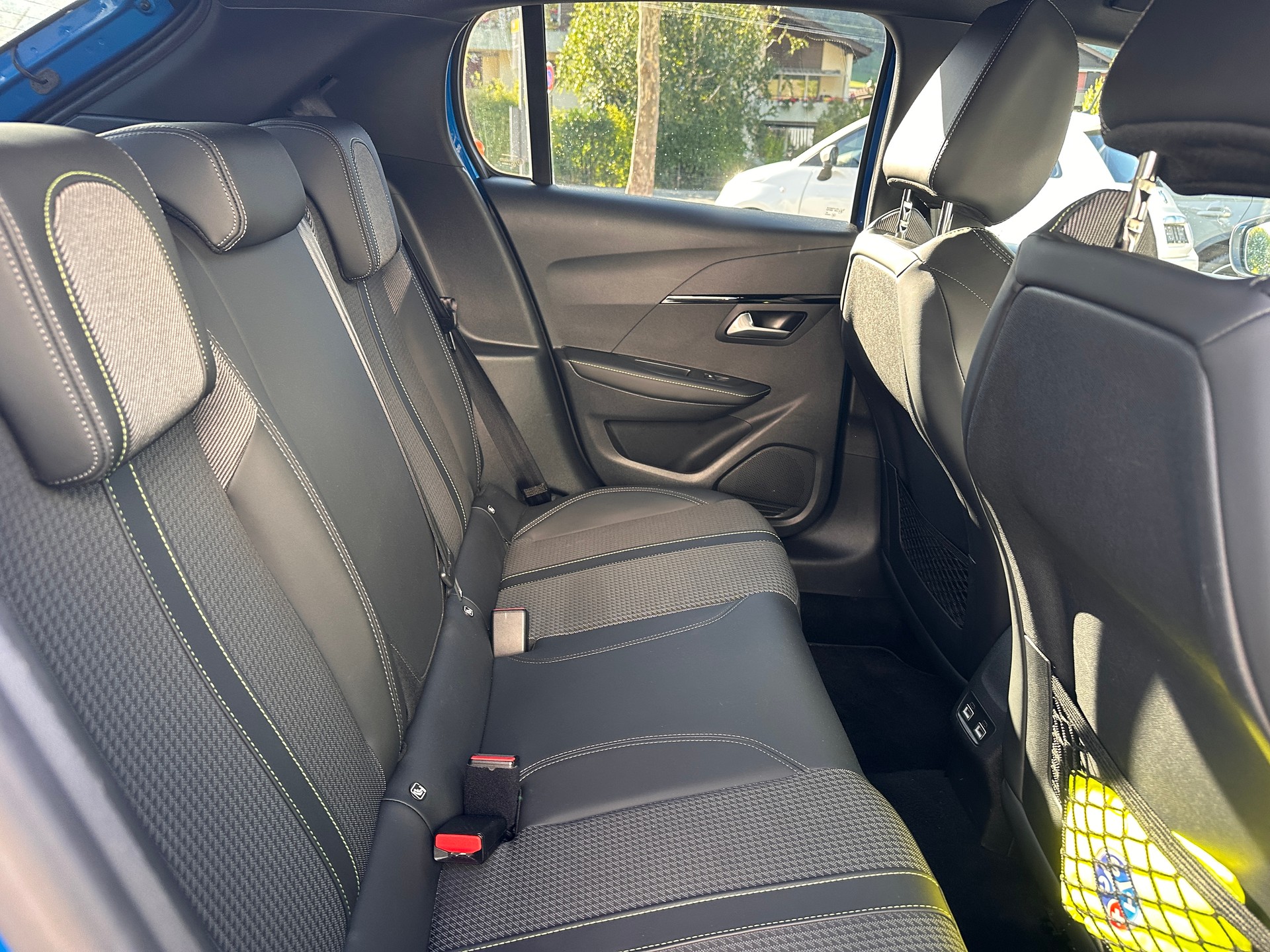 PEUGEOT 208 1.2 PureTech GT EAT8-image-16