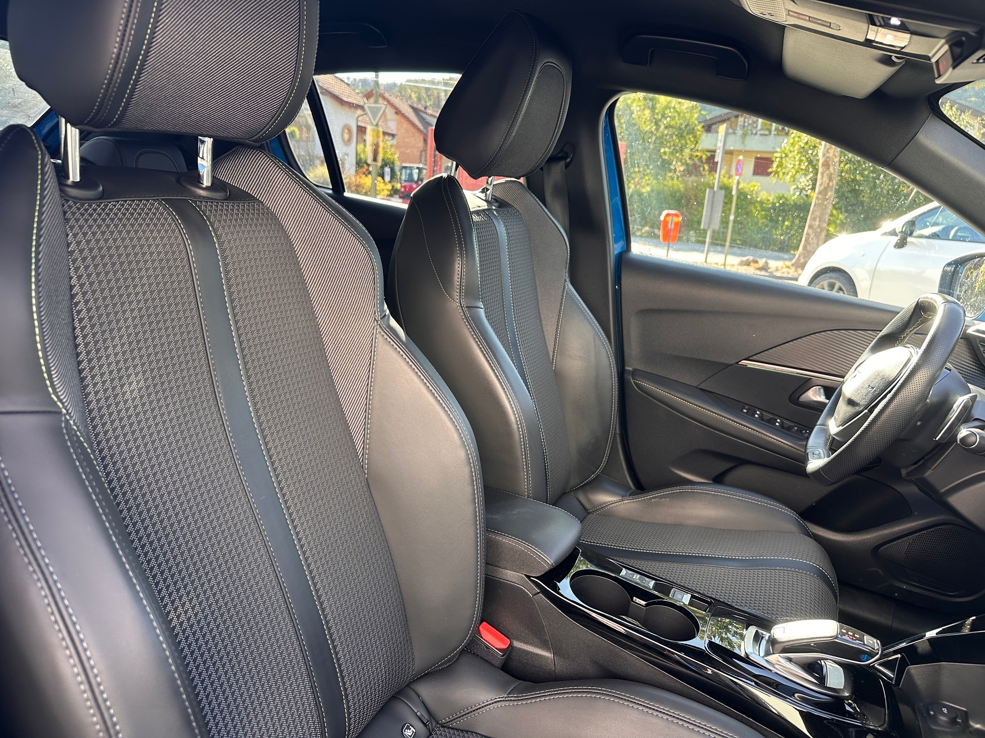 PEUGEOT 208 1.2 PureTech GT EAT8-image-15