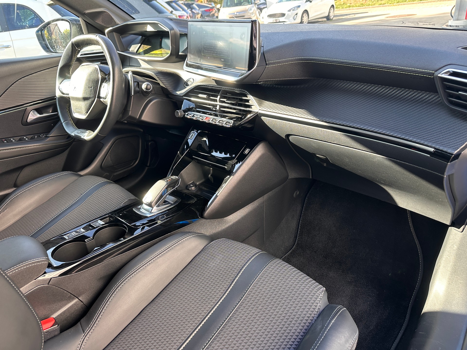 PEUGEOT 208 1.2 PureTech GT EAT8-image-14